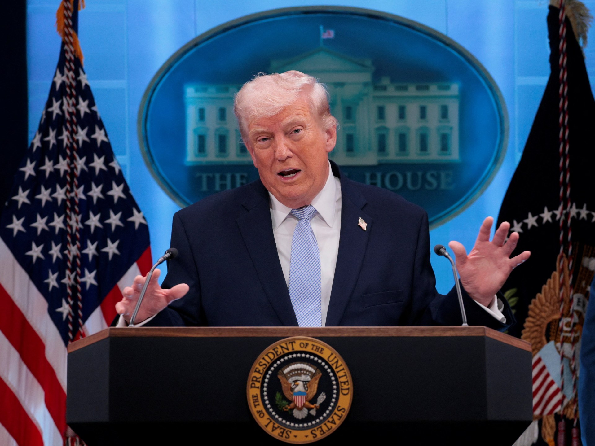 ترمب يشتم الإيرانيين خلال رده على سؤال حول استهداف البنية التحتية