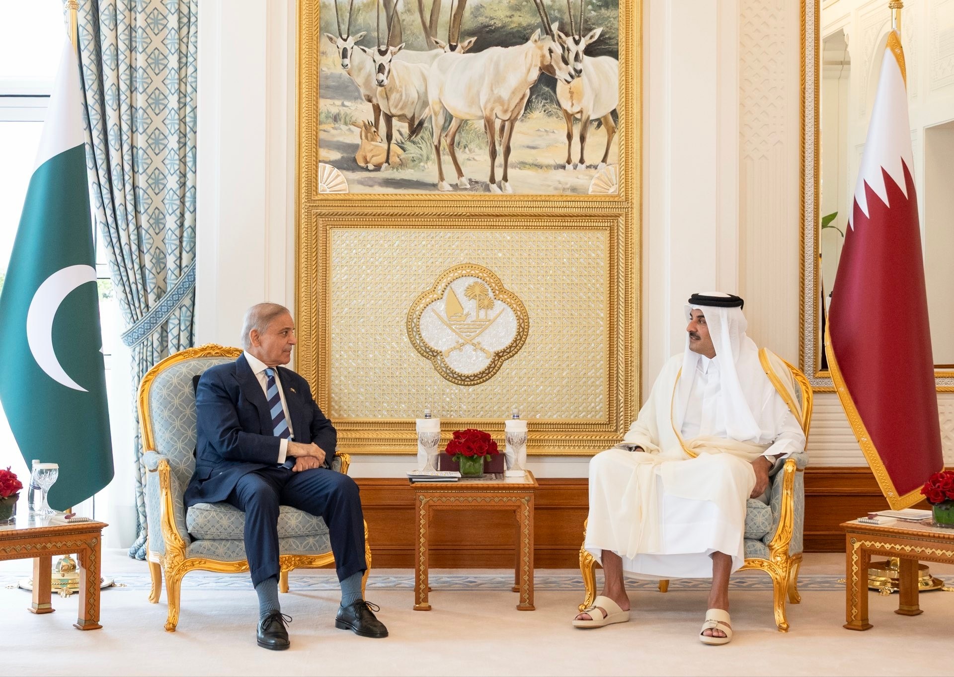 أمير قطر يلتقي رئيس وزراء باكستان في الدوحة