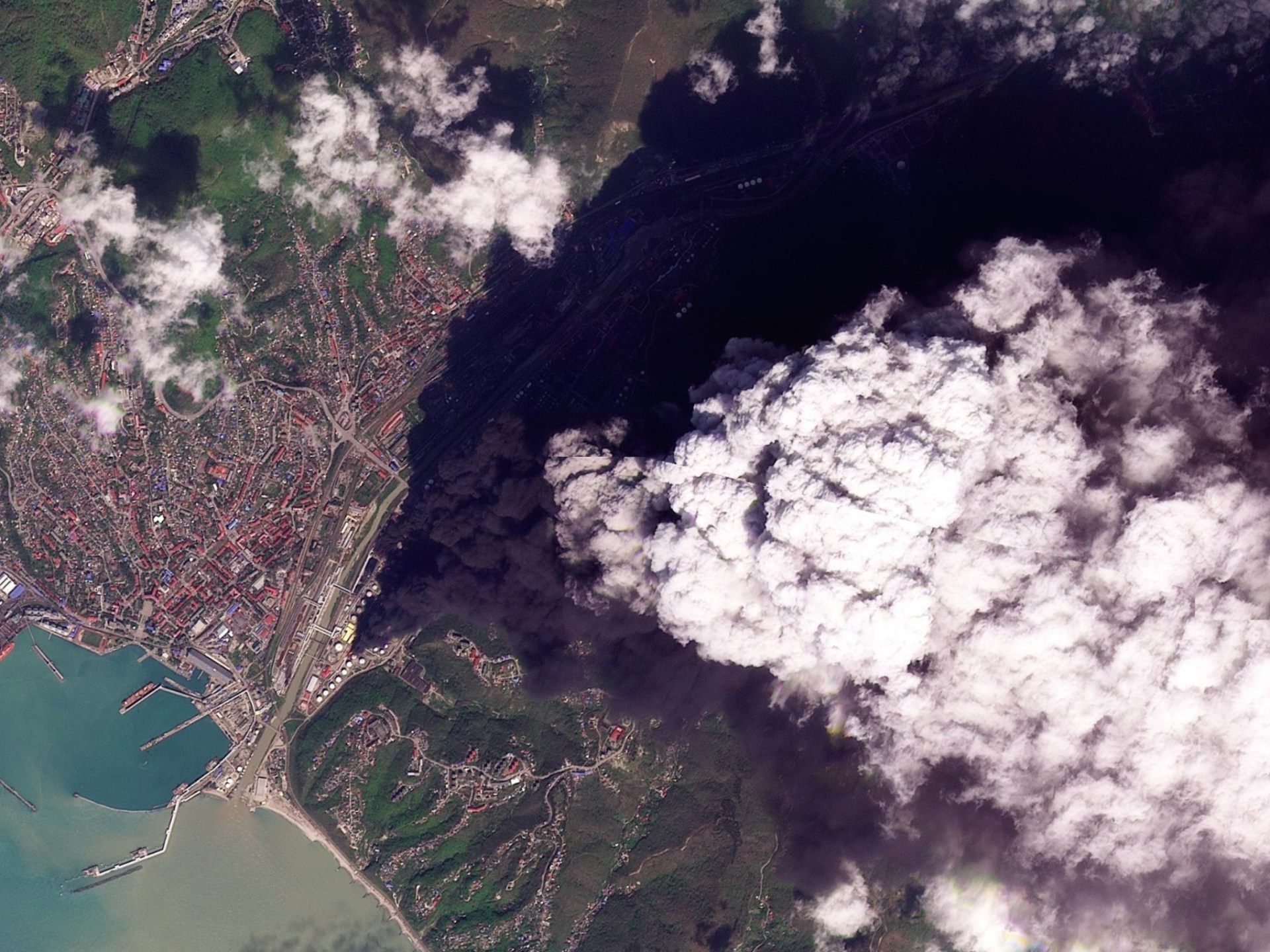 صور فضائية.. أوكرانيا تعمق جراح قطاع الطاقة الروسي بهجمات مباشرة