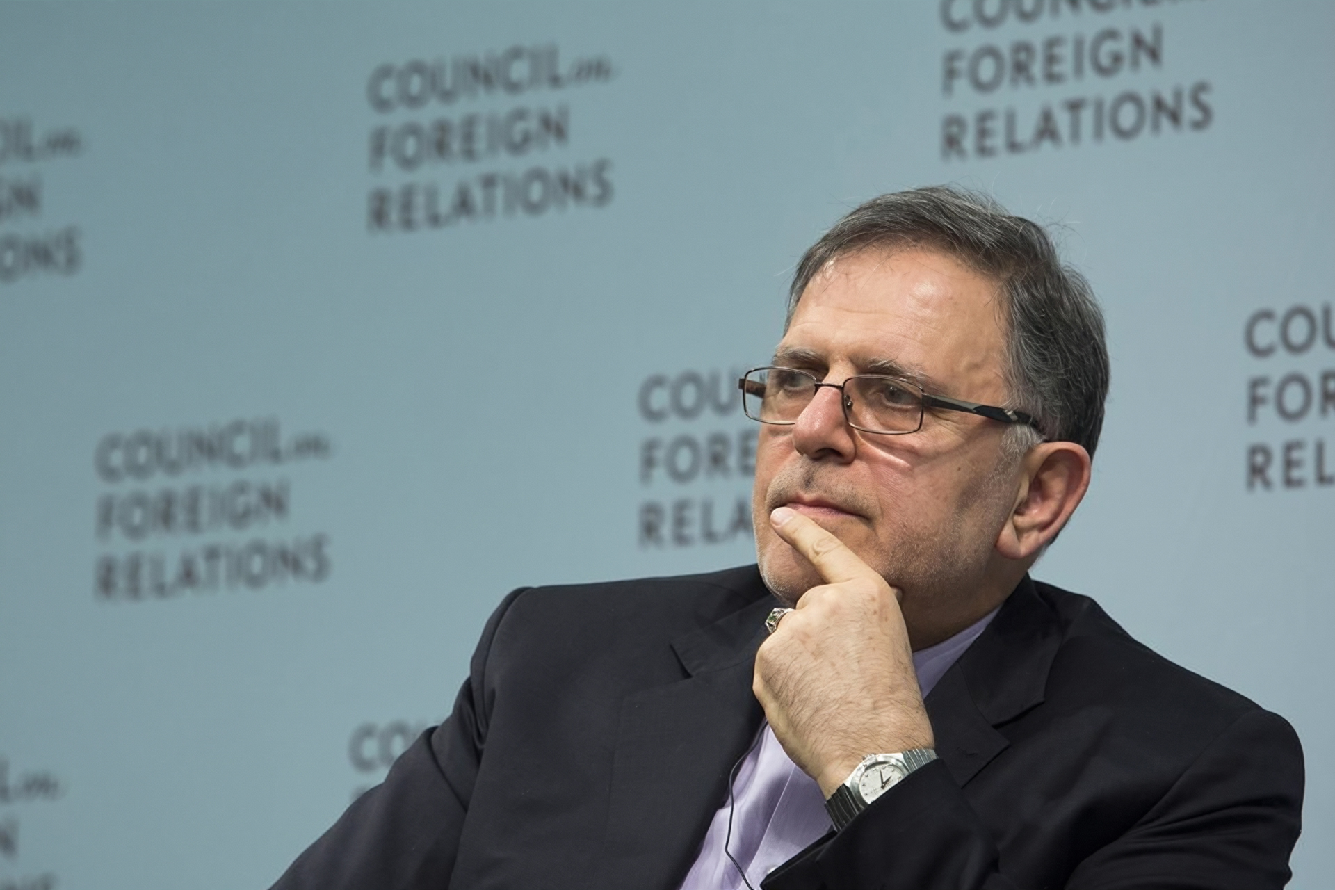 المحافظ الأسبق للمركزي الإيراني: كبح سعر الصرف يهدد إعادة الإعمار