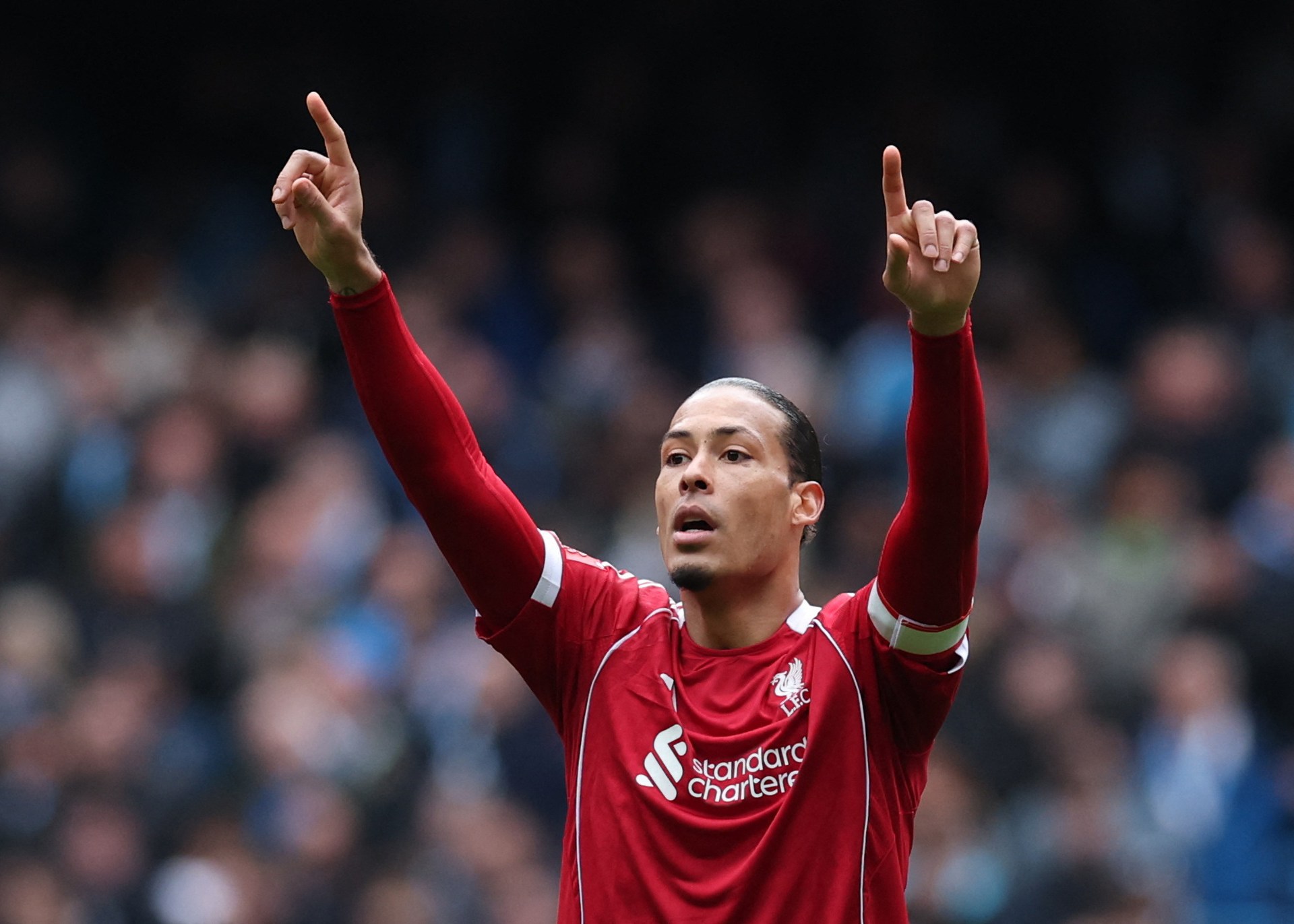 "باريس ينتظرنا".. فان دايك يفتح النار على زملائه في ليفربول