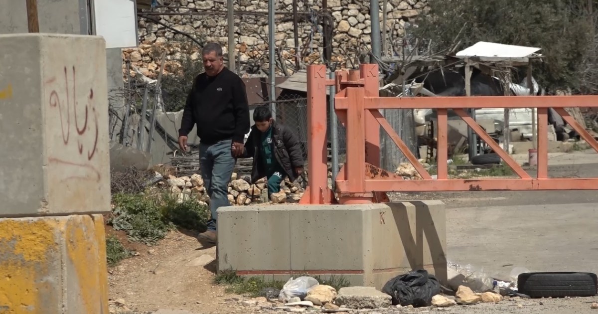 الرجل الذي يحاصره جيش من كل جهة