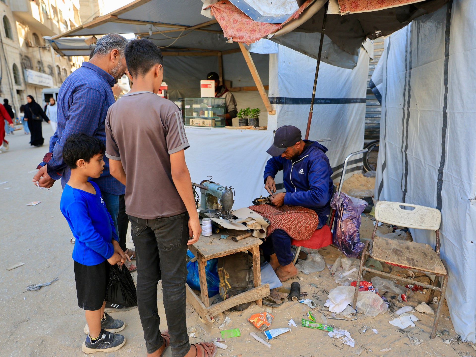 بإعاقة وإمكانات بسيطة.. خياط وحلاق وإسكافي يصنعون مظاهر العيد في غزة