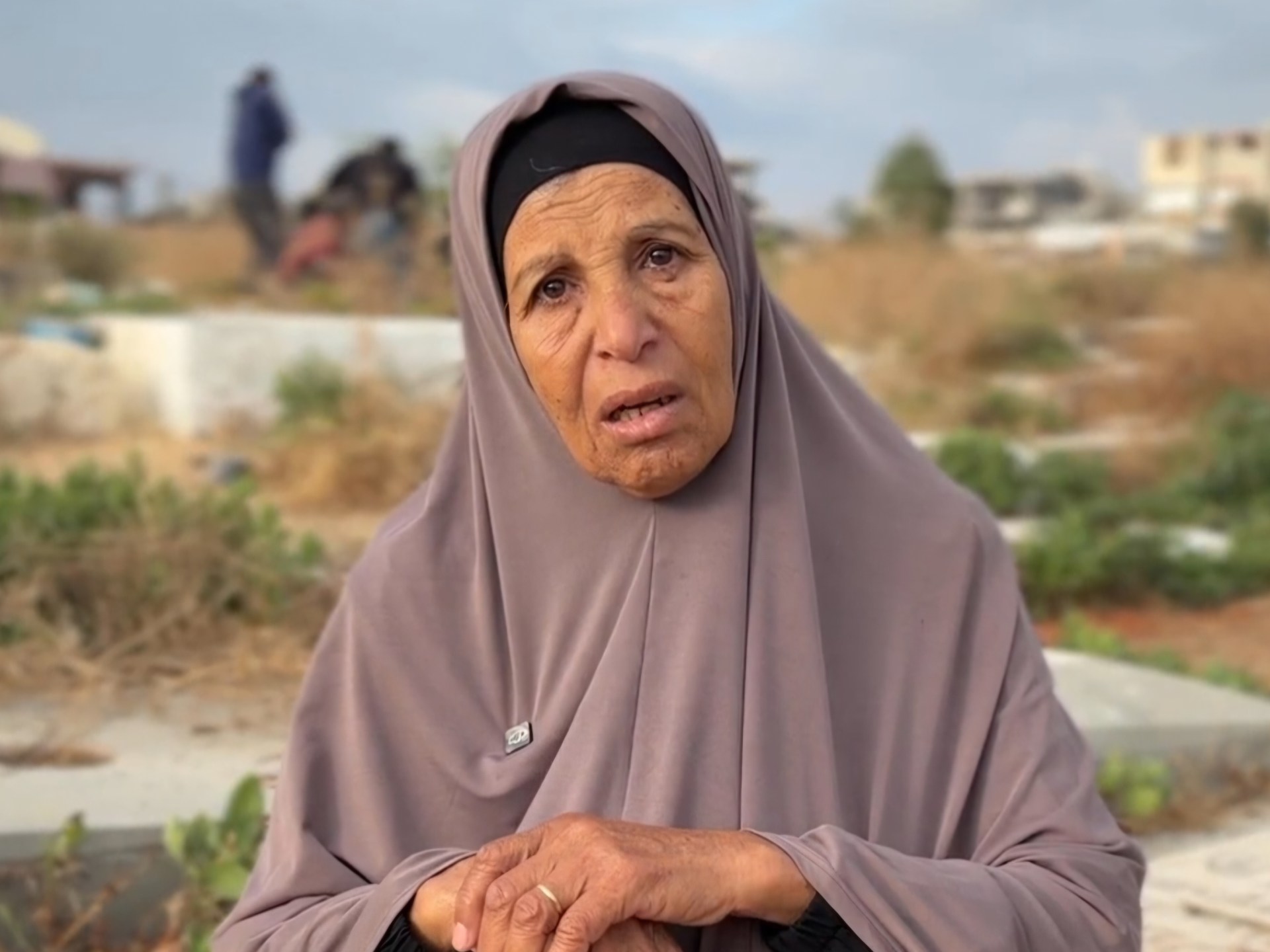 أم فلسطينية تحيي عيد الأضحى بين قبور أبنائها الشهداء