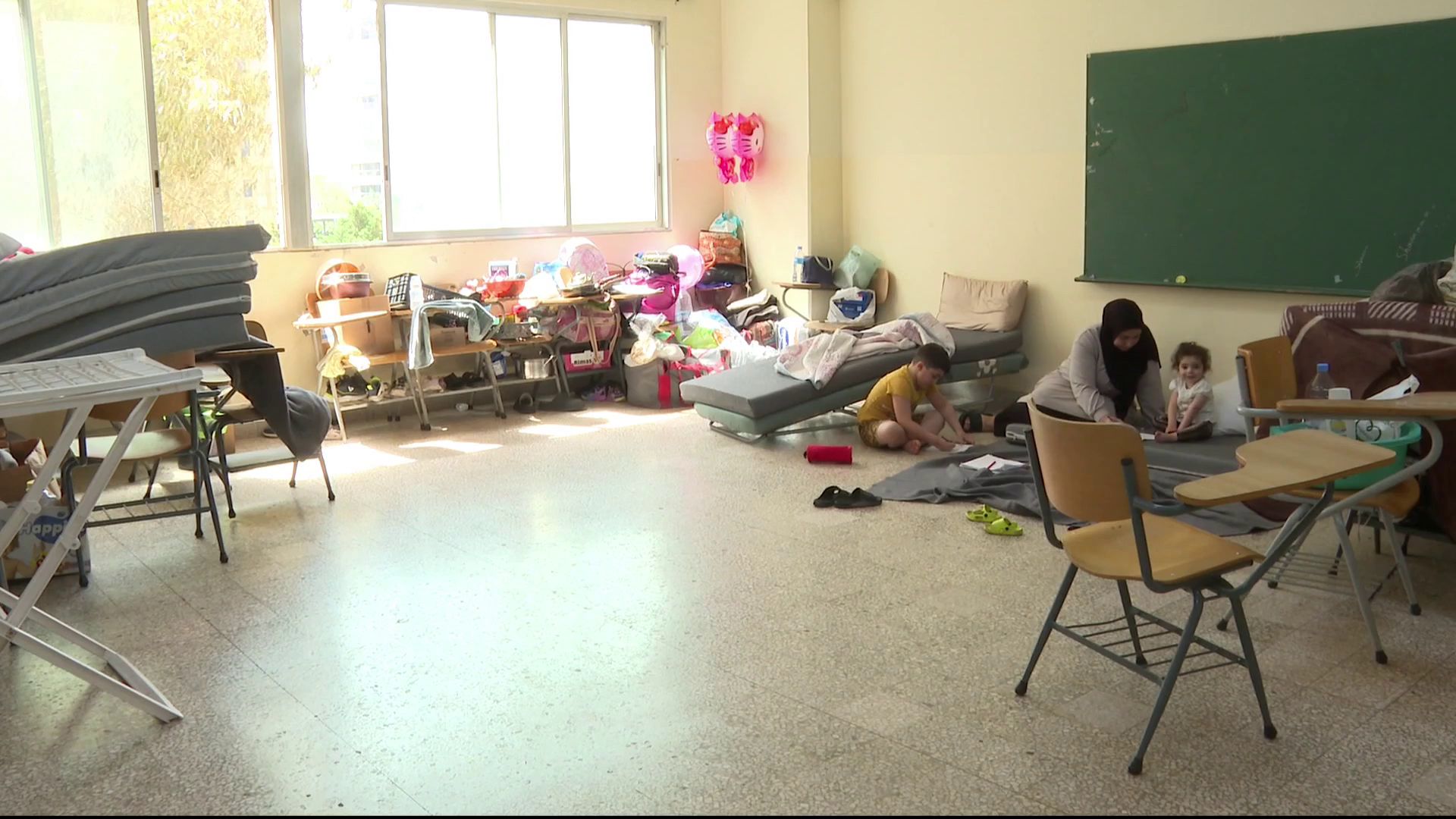في جامعة لبنانية.. طلاب يتقاسمون قاعات الدراسة مع نازحين