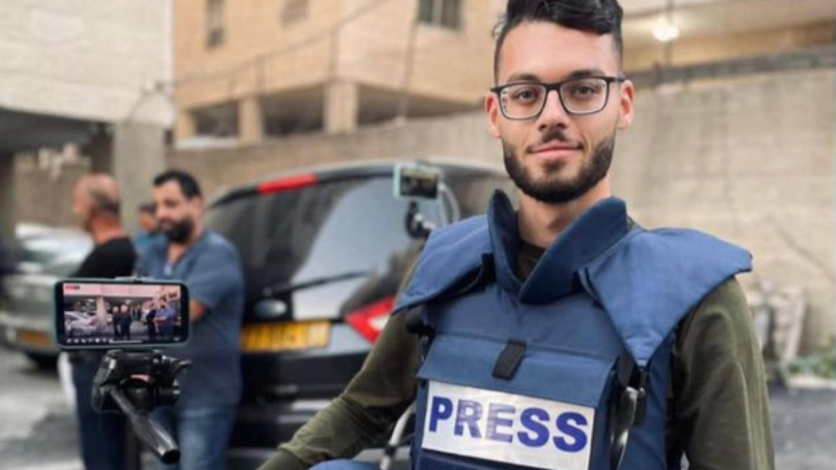 والدة الصحفي الفلسطيني حاتم حمدان تروي معاناته في سجون الاحتلال