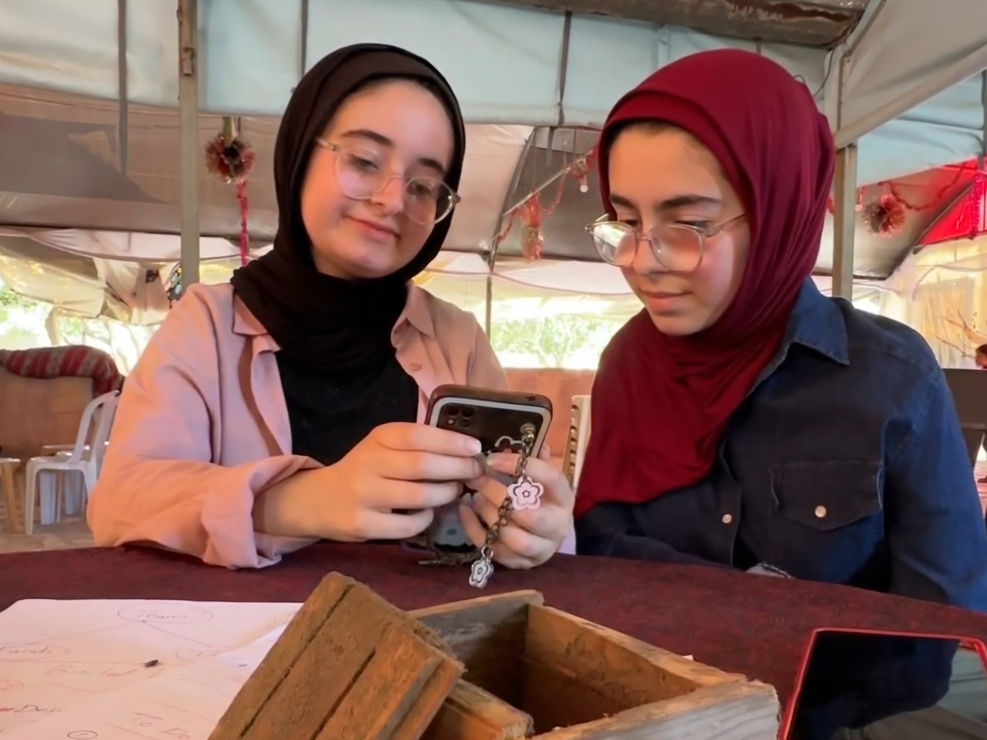 شقيقتان من غزة تبتكران مشروعا لإعادة تدوير الركام