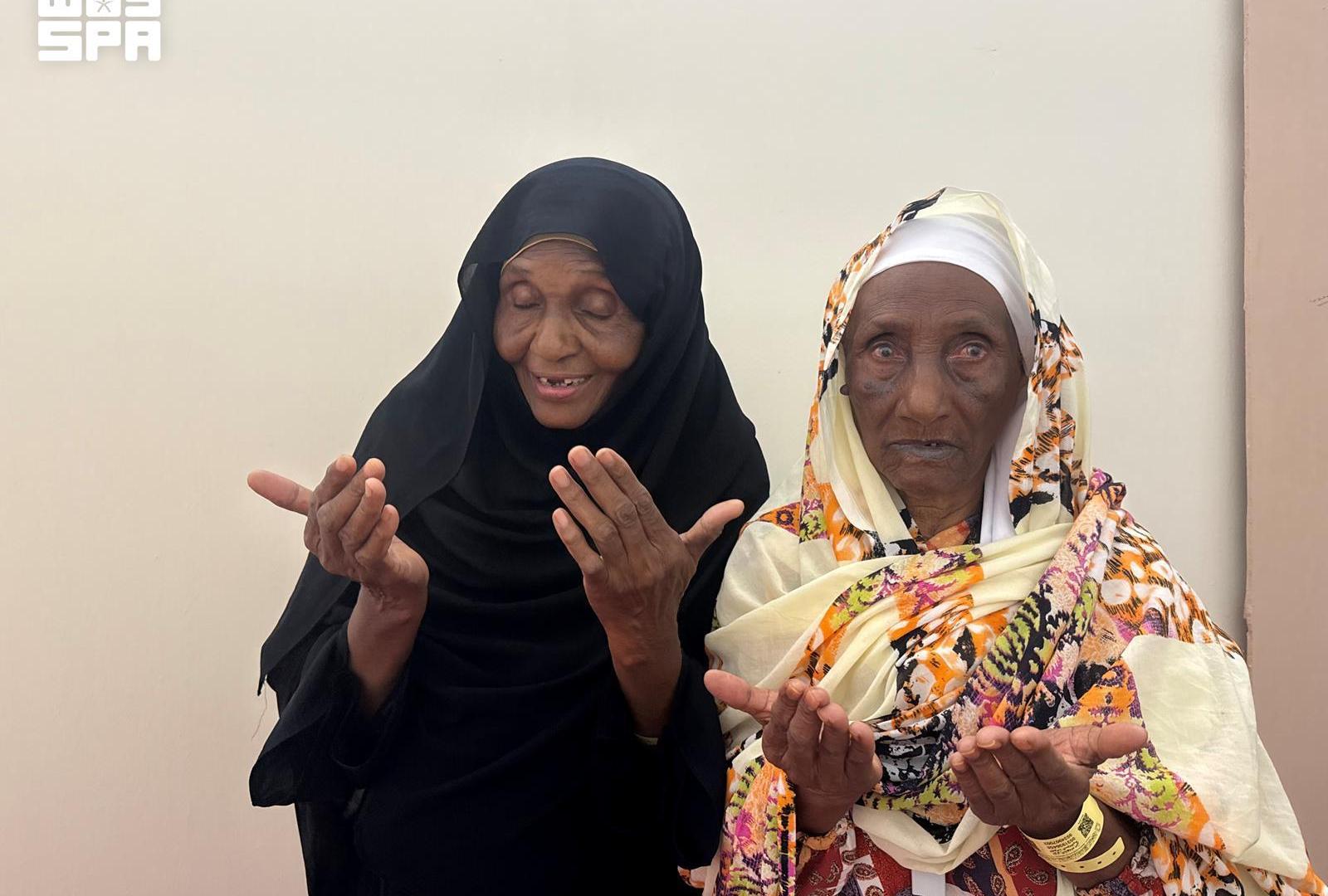 قصة بر تهز المشاعر.. سودانية سبعينية ترافق والدتها التسعينية في الحج