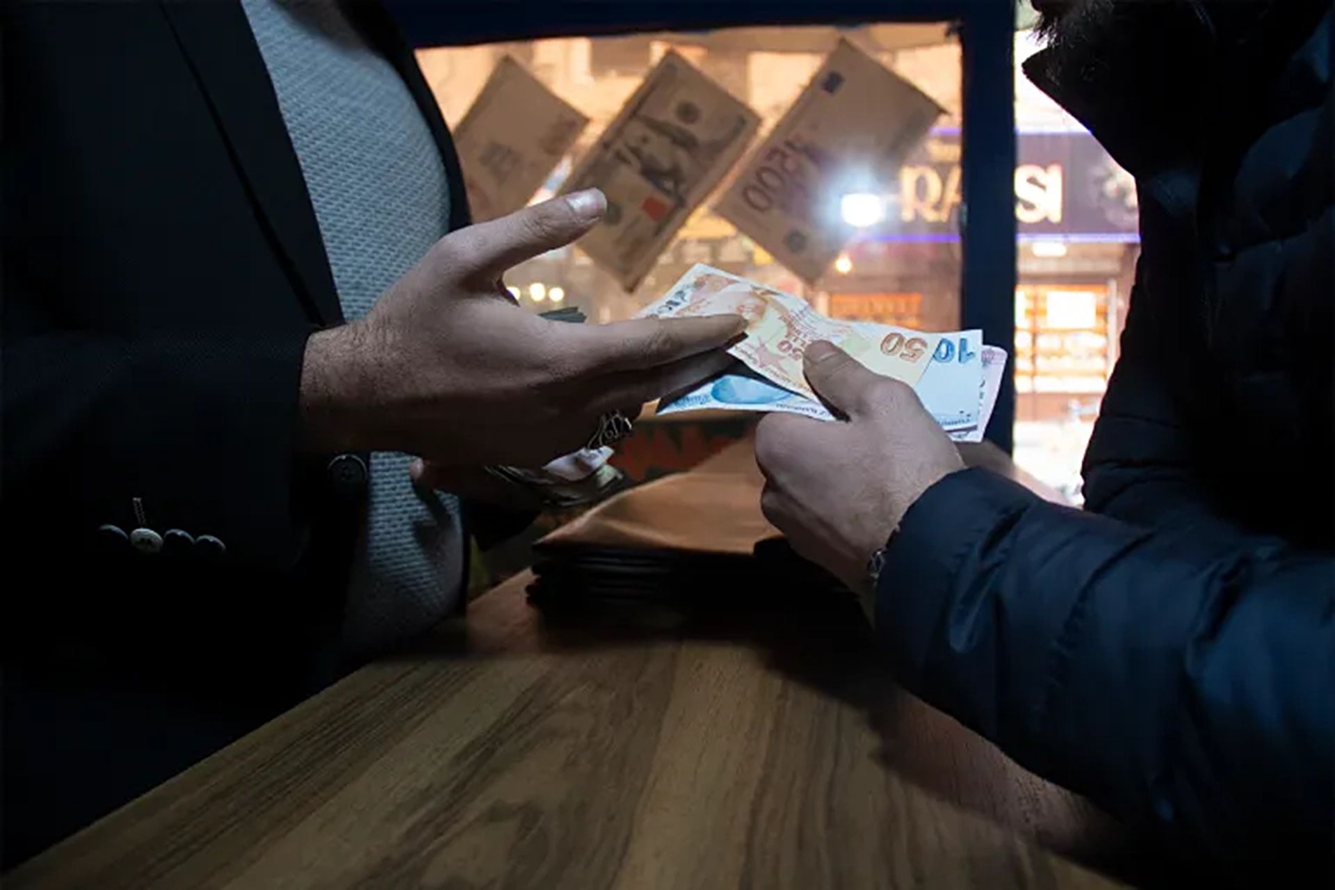 3 عملات بالأسواق.. كيف يواجه سكان الشمال السوري أزمة الأسعار؟