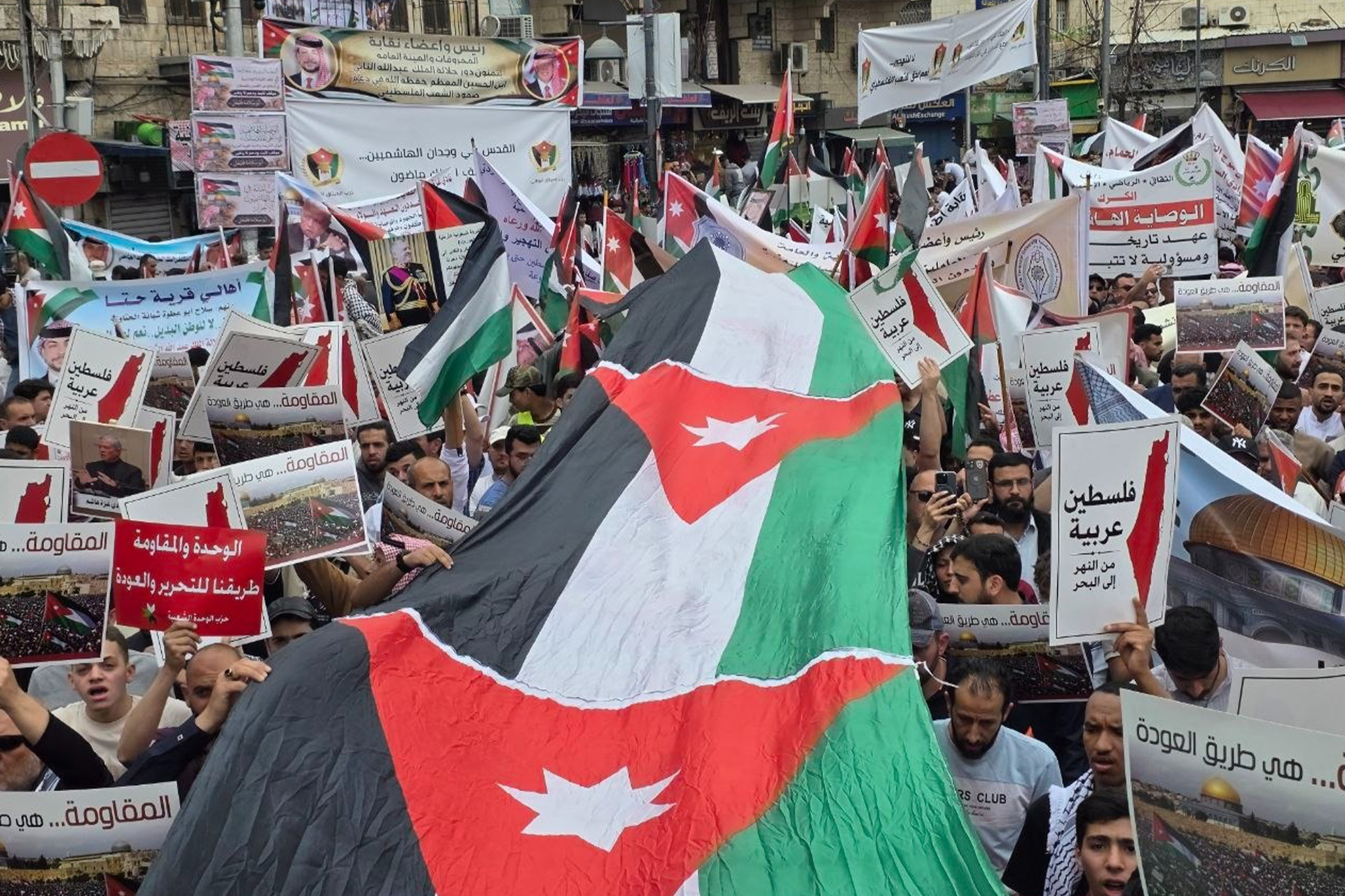 في ذكرى النكبة.. آلاف الأردنيين يحتشدون في عمّان رفضا للتهجير واستهداف الأقصى