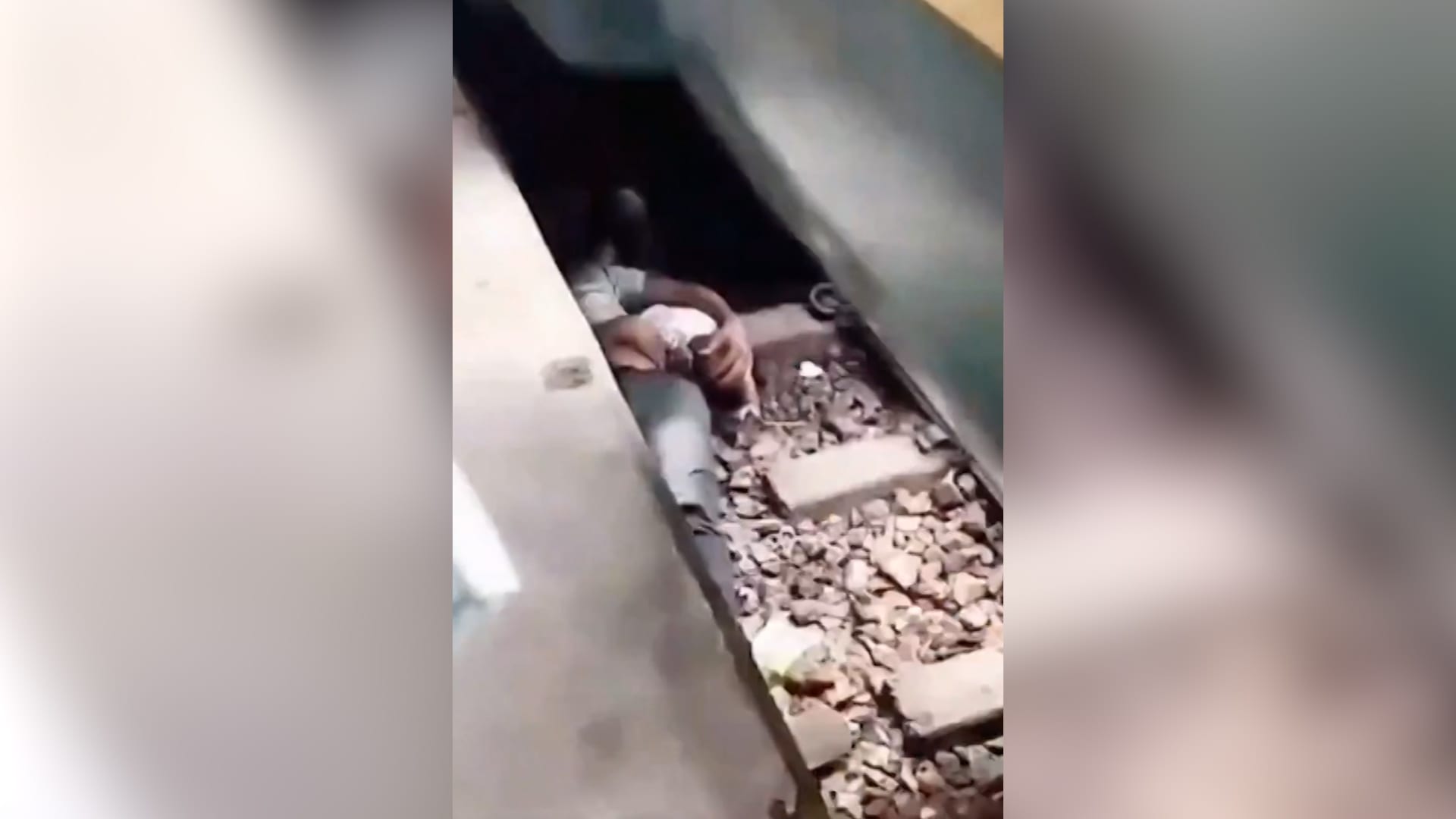 فيديو يوثّق أبًا ينقذ طفله الرضيع بجسده تحت قطار مسرع في بنغلاديش