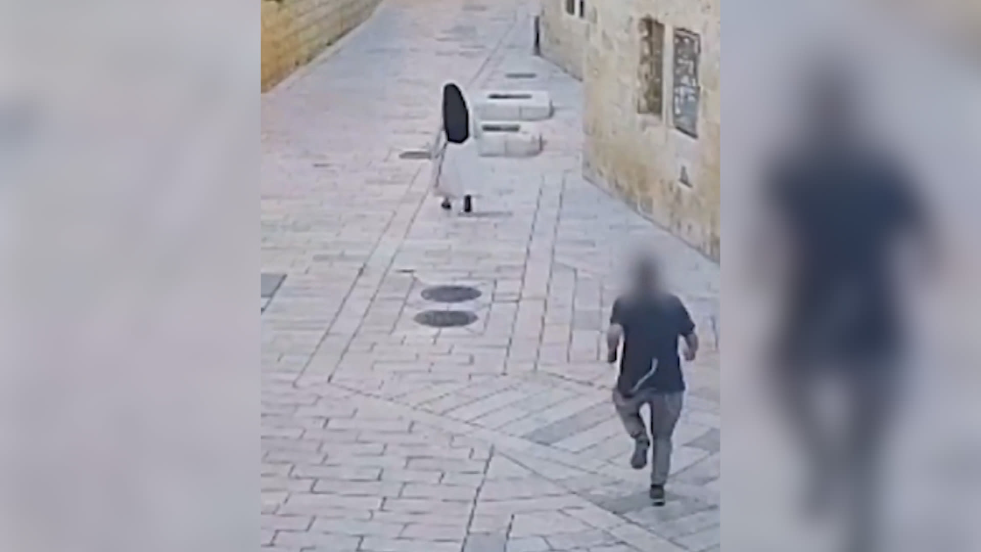 دفعها بعنف وأسقطها أرضًا.. فيديو يُظهر لحظة اعتداء رجل على راهبة في البلدة القديمة بالقدس