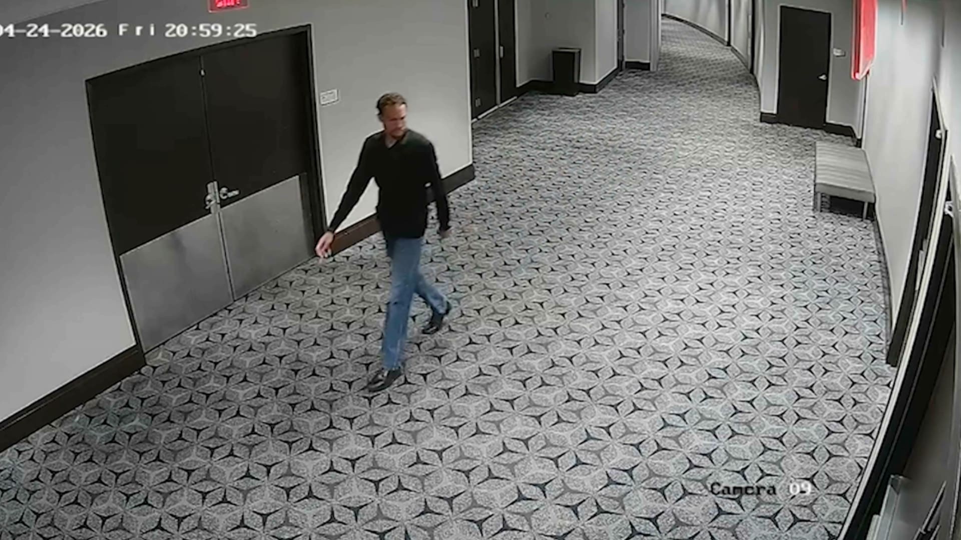مراسل CNN يحلل فيديو المسلح بحفل عشاء مراسلي البيت الأبيض قبل هجومه