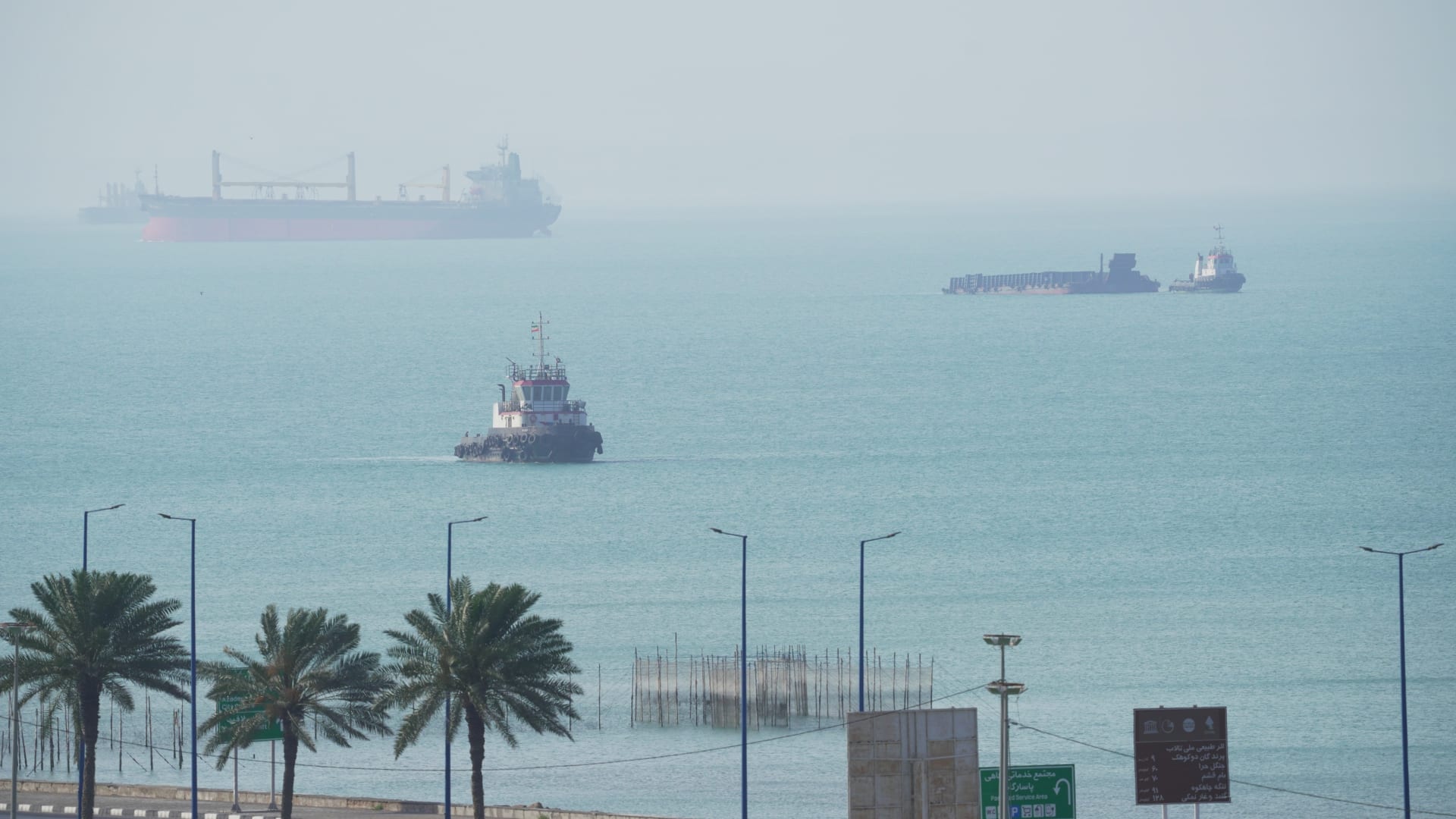 الجيش الأمريكي يرد على مزاعم إيران باستهداف سفينة حربية أمريكية قرب مضيق هرمز