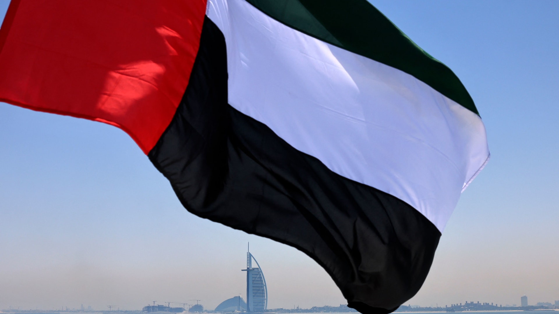 الإمارات تعلن اعتراض صواريخ إيرانية.. وحريق بالفجيرة إثر استهداف بمسيرة
