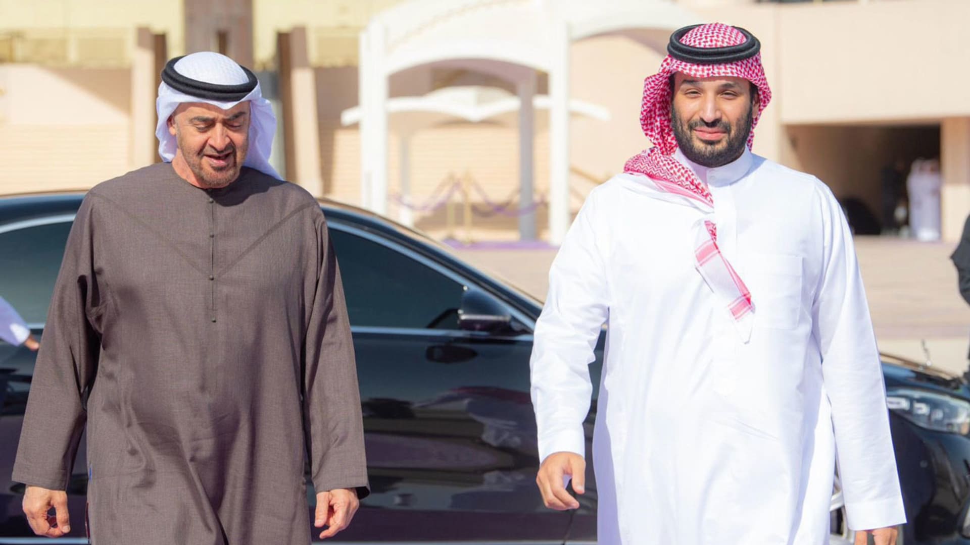 محمد بن سلمان لرئيس الإمارات: "السعودية تقف إلى جانب بلادكم"