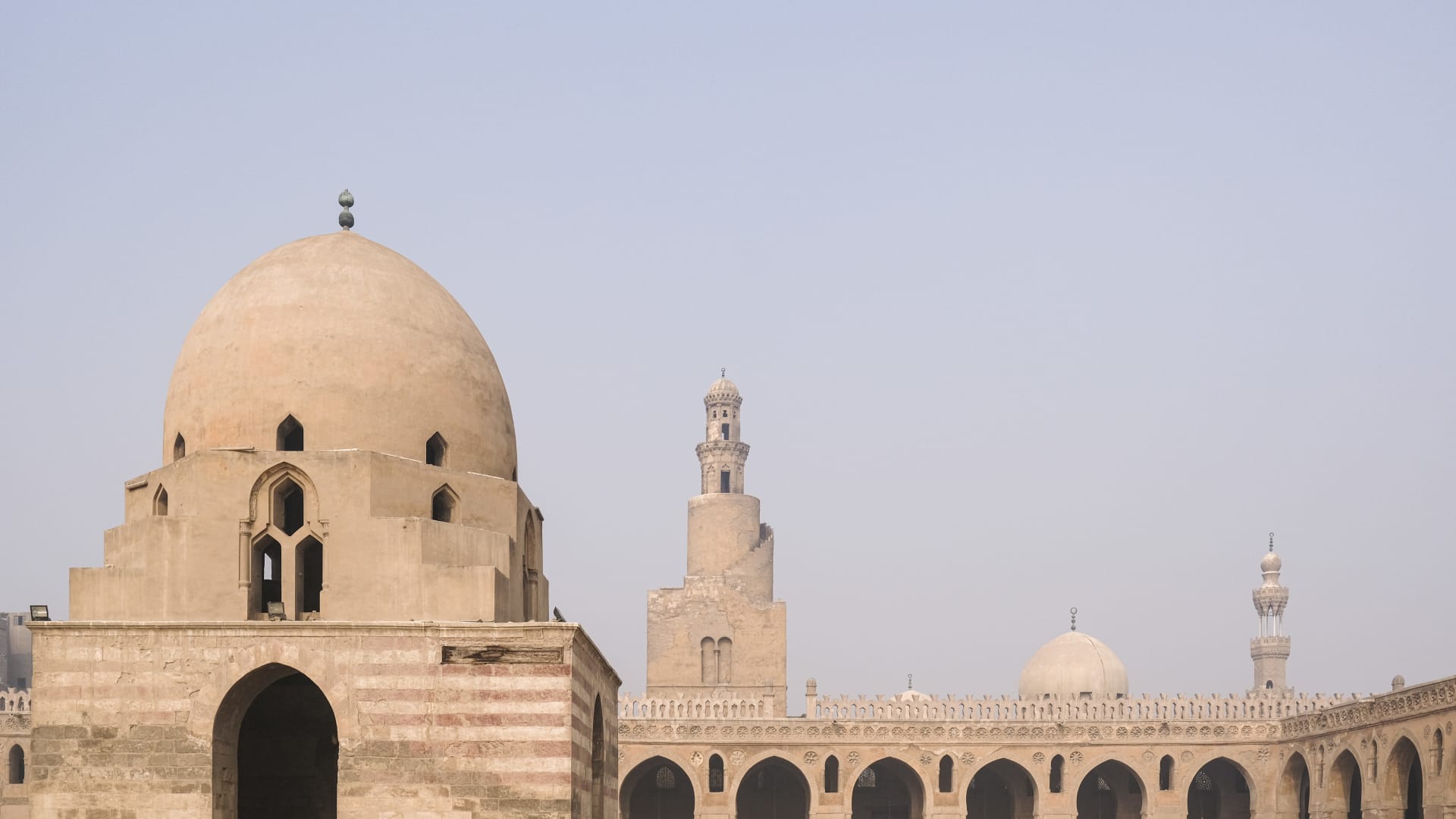 مصر تعيد إحياء مواقع تاريخية بخطة لترميم مساجد وأضرحة "السيدة عائشة"
