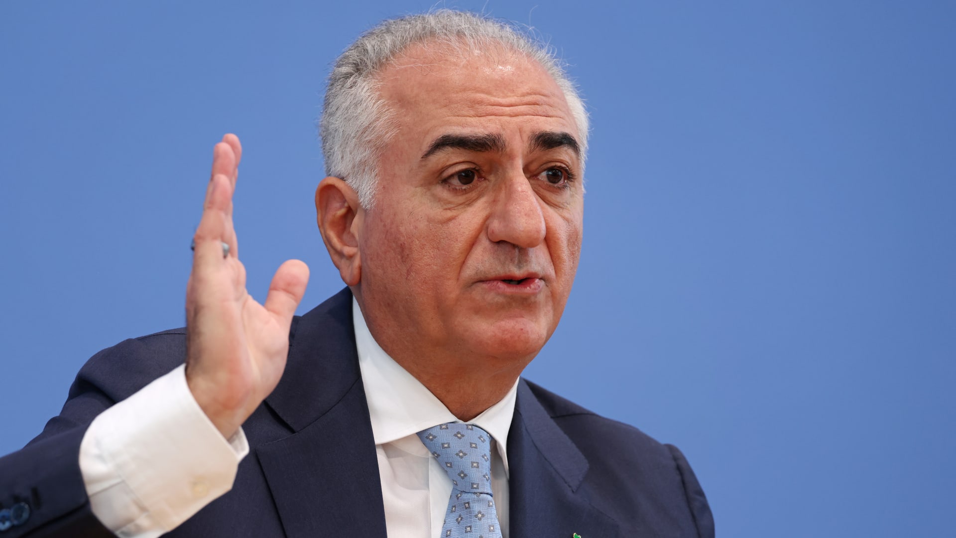 ولي عهد إيران السابق يخاطب "الجيران العرب" ويبين طريقين أمام المنطقة