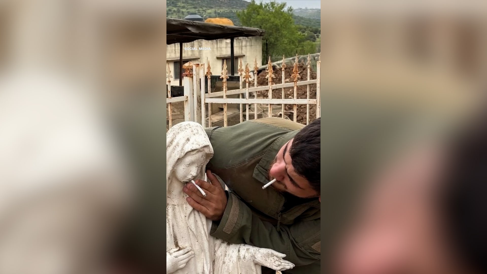 باستخدام "سيجارة".. جندي إسرائيلي يدنس تمثالاً للعذراء في لبنان