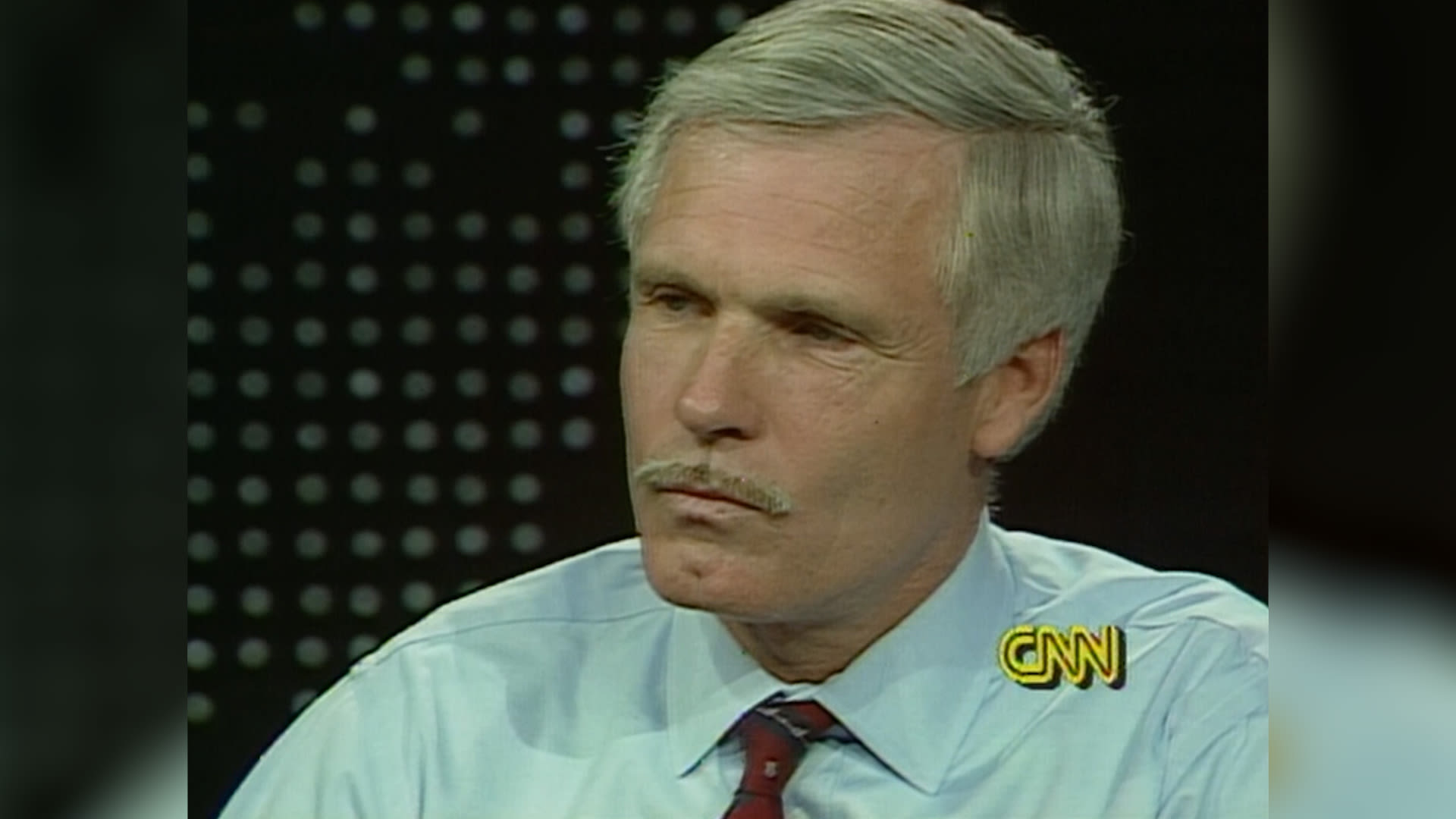 شاهد ما قاله مؤسس CNN تيد تيرنر عن الموت عام 1990 للاري كينغ