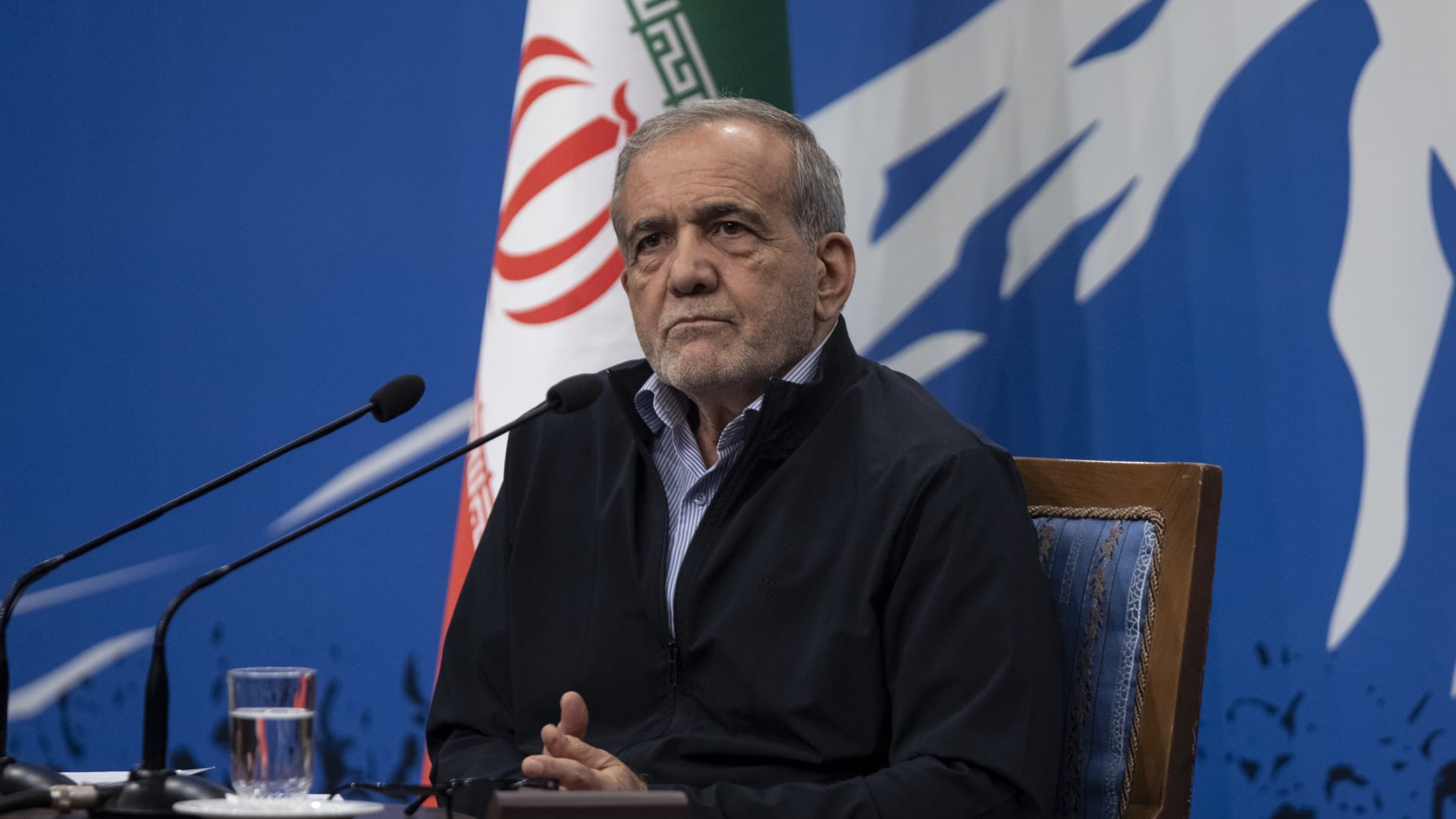 "استمر ساعتين ونصف".. رئيس إيران يُعلن عن اجتماع جمعه بالمرشد مجتبى خامنئي