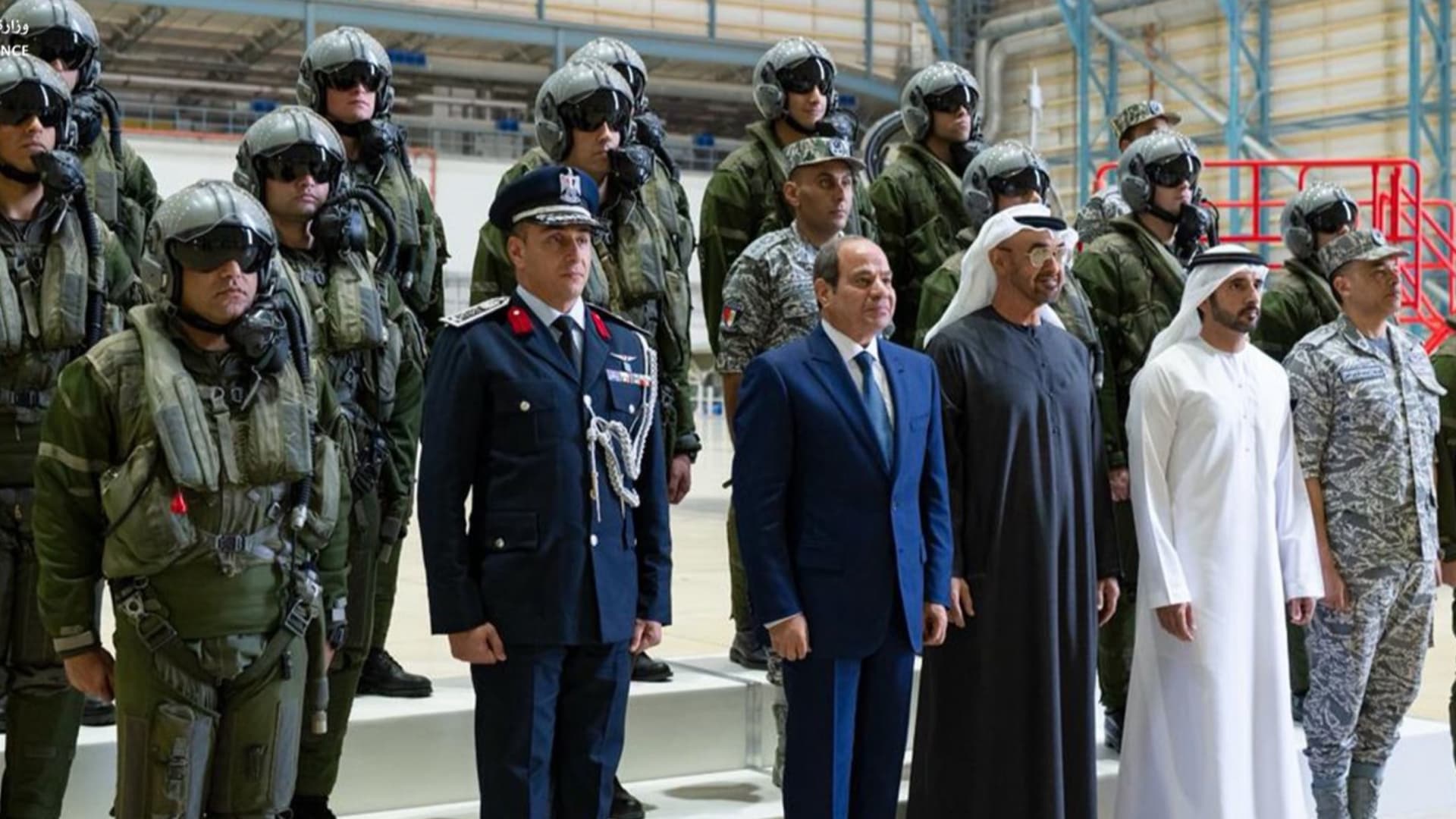 محمد بن زايد والسيسي يزوران "مفرزة المقاتلات المصرية المتمركزة في الإمارات"