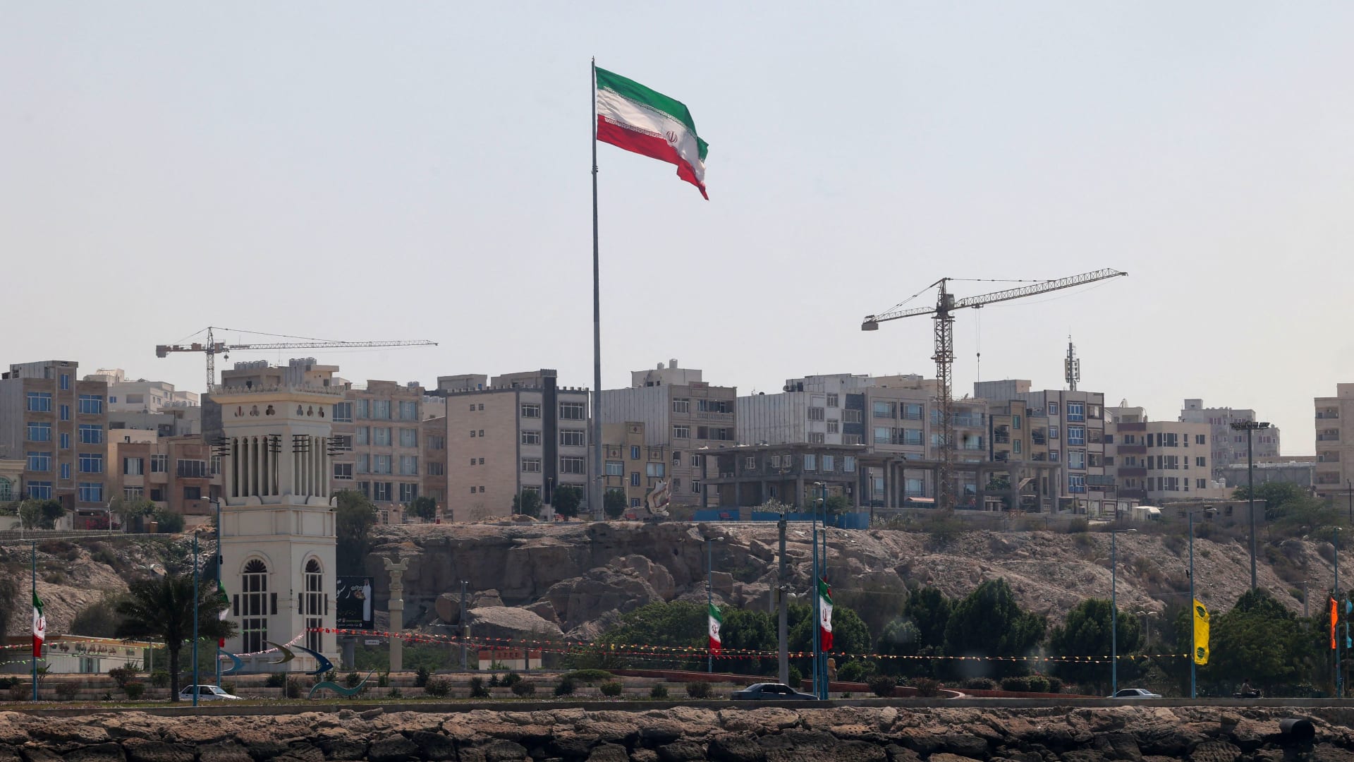 إيران: سماع دوي انفجارات قرب جزيرة قشم ومدينة بندر عباس