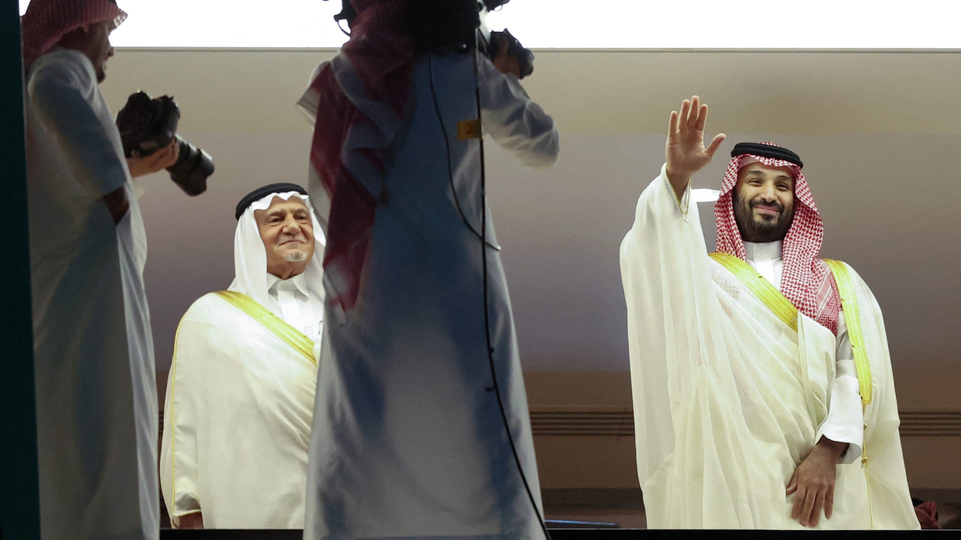 هذا ما فعله الجمهور لحظة ظهور محمد بن سلمان على شاشة ملعب لقاء الهلال والخلود