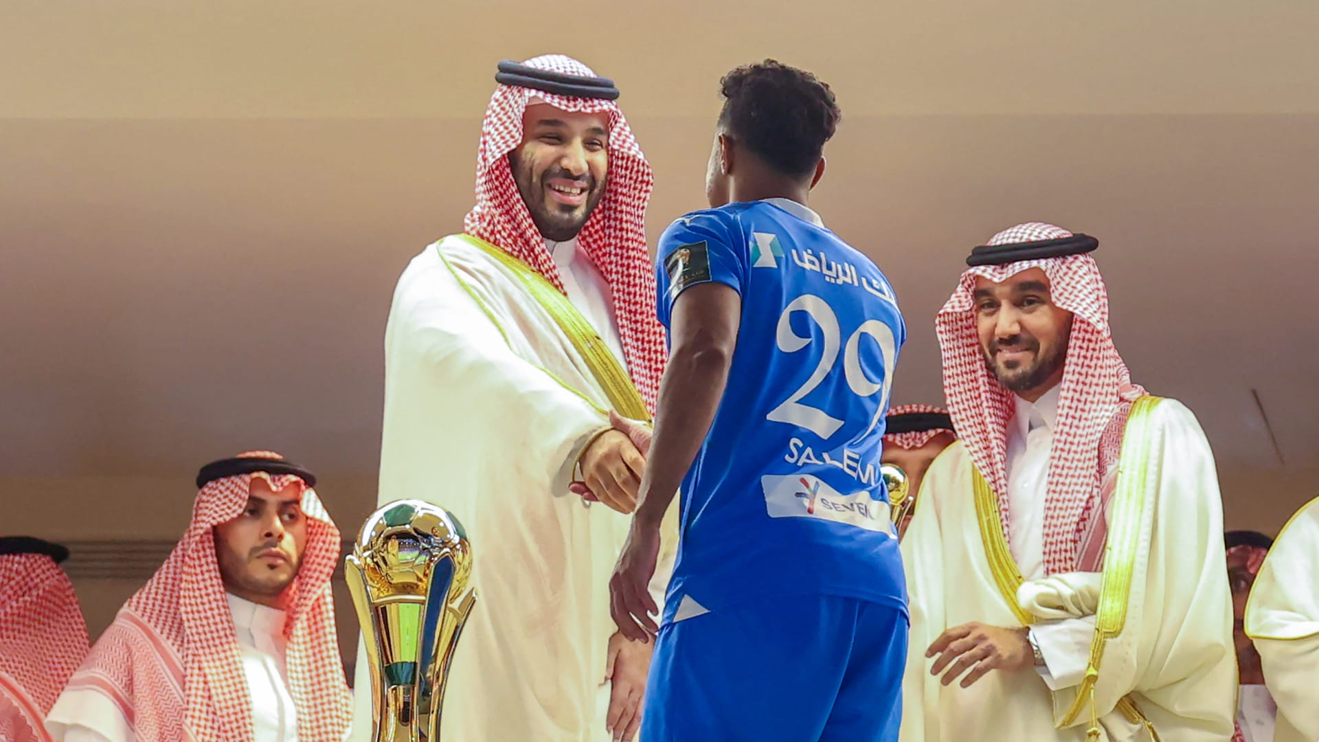 السعودية.. موقف "طريف" للاعب الهلال بعد مصافحته لمحمد بن سلمان