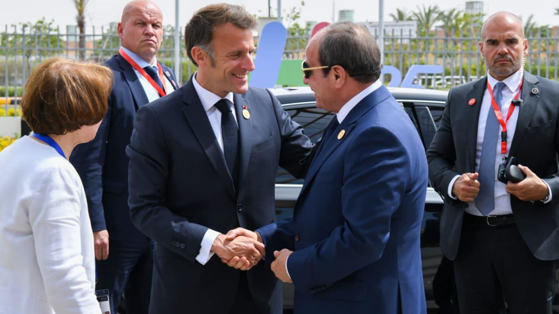 السيسي لماكرون: مصر ترفض بشكل "قاطع" تعرض الدول العربية لأي مساس بسيادتها