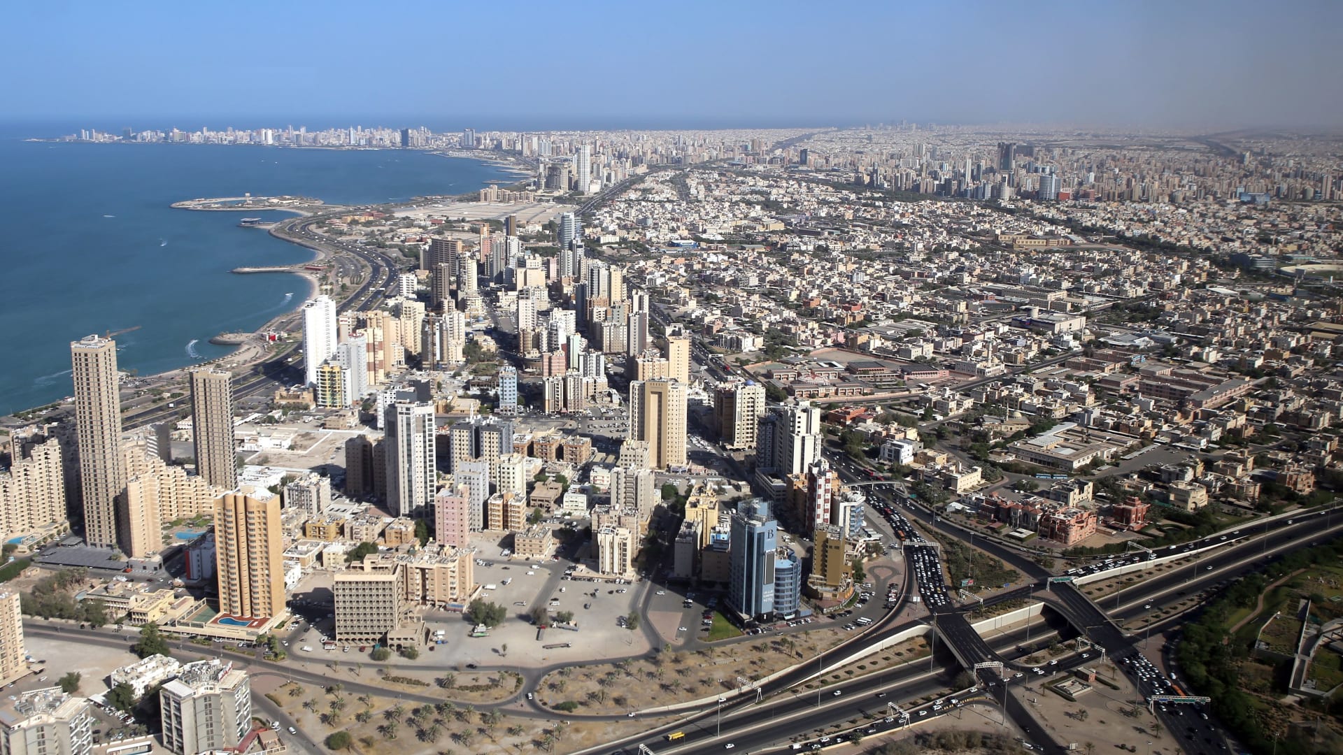 الجيش الكويتي يعلن رصد مسيرات معادية في أجواء البلاد والتعامل معها