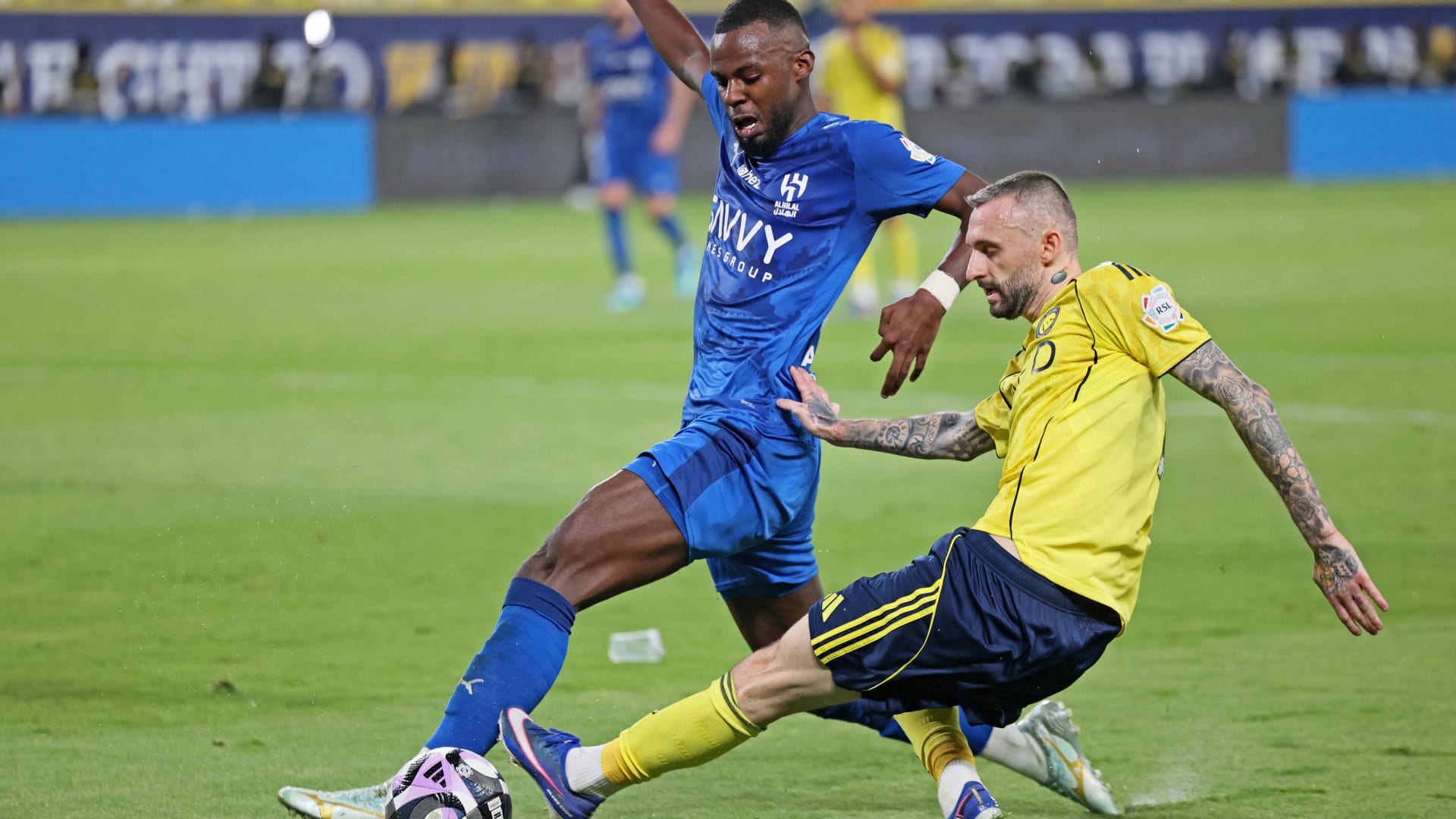 النصر والهلال.. اشتباك في المدرجات والأمن العام السعودي يعلق على الواقعة