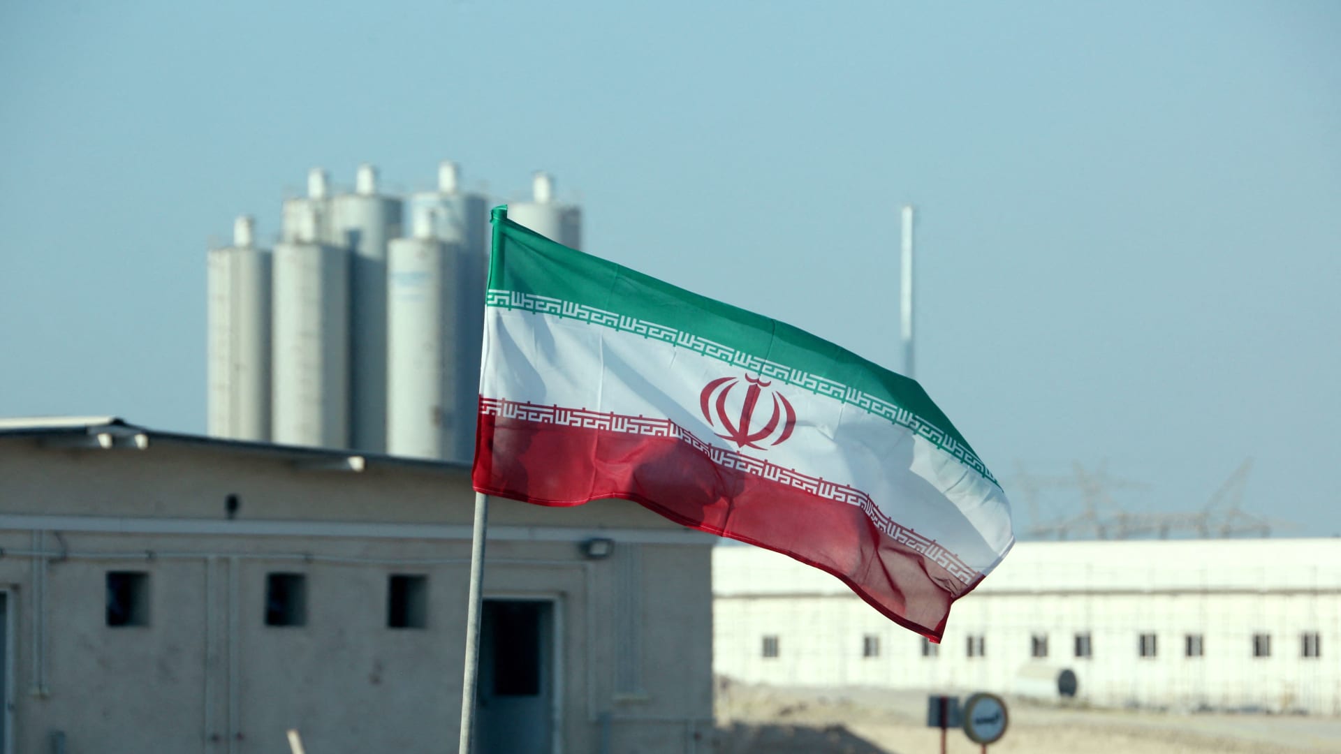 "إيران قريبة بشكل مخيف من تصنيع أسلحة نووية".. وزير أمريكي يكشف المدة المتبقية لطهران