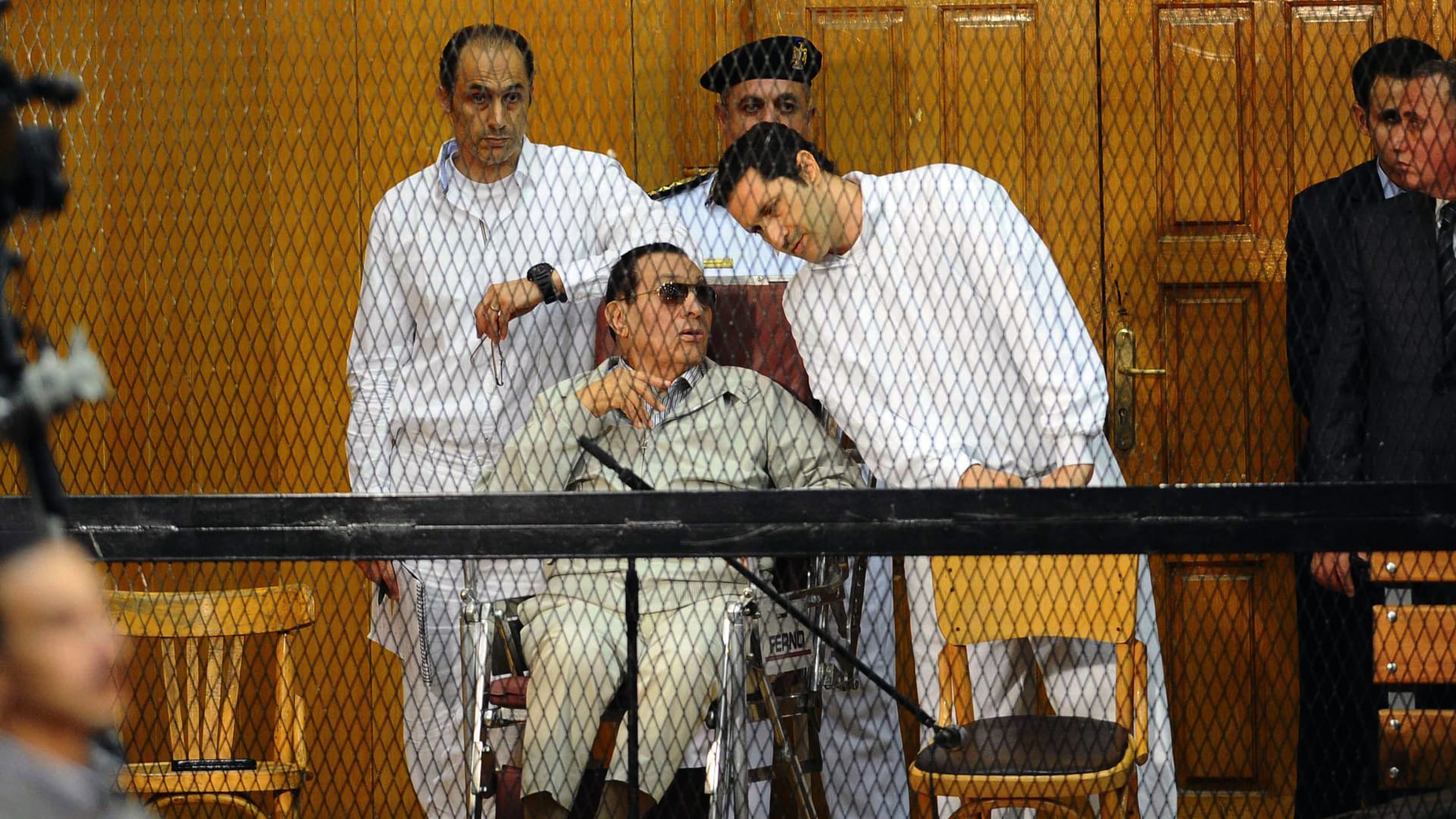 "بلادي وإن جارت عليَّ عزيزة"..علاء مبارك يعلق على فيديو لوزيرة سابقة عن والده ومعاملته بطريقة "غير لائقة"