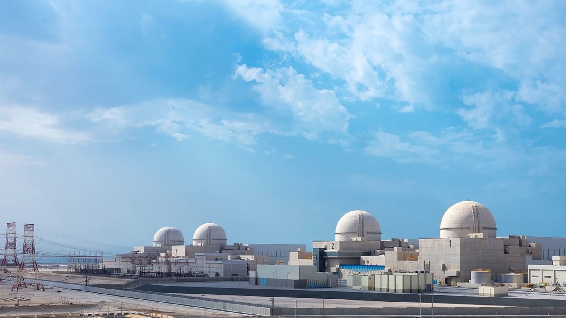 أبوظبي: التعامل مع حريق خارج محطة براكة للطاقة النووية إثر ضربة بطائرة مسيرة