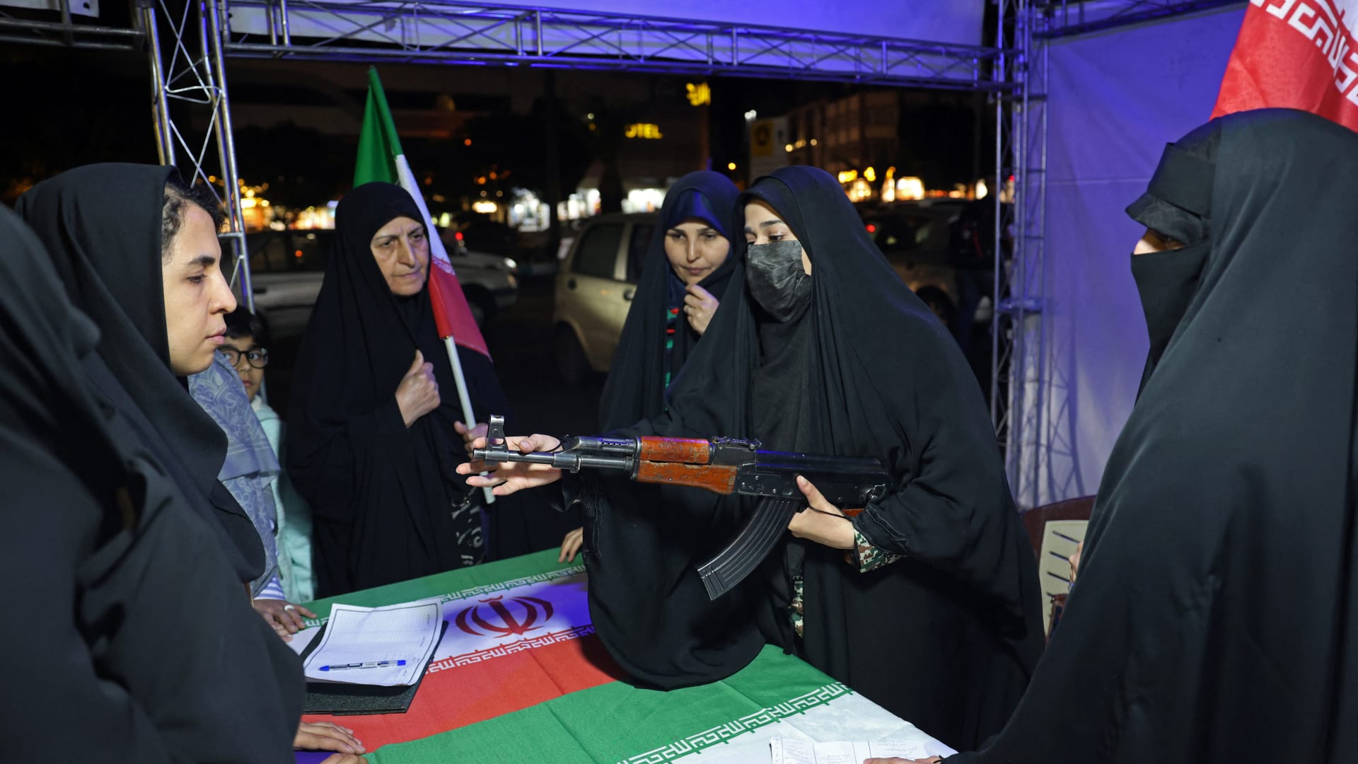 إيران.. استعراض البنادق في الشوارع وعلى شاشات التلفزيون ضد تهديدات ترامب