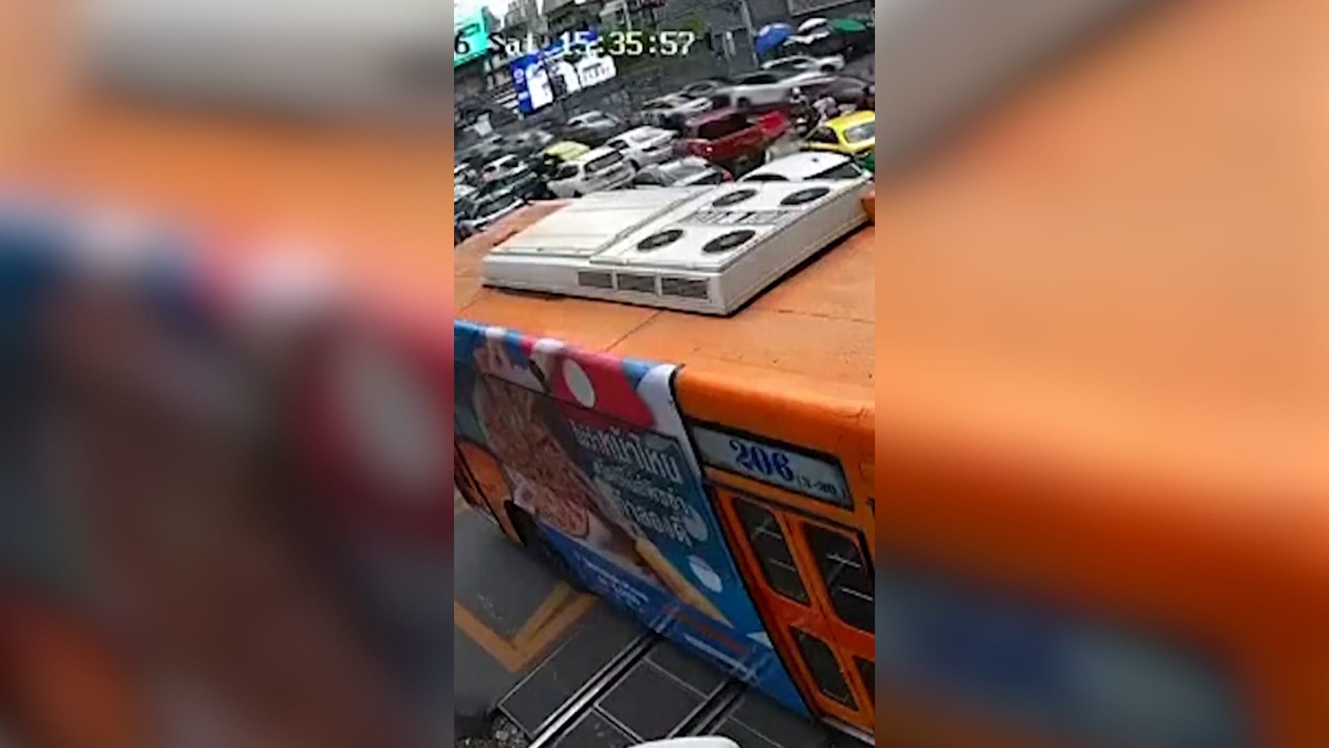 اصطدام قطار شحن بحافلة مكتظة في بانكوك يخلف قتلى وجرحى.. وفيديو يظهر اللحظة