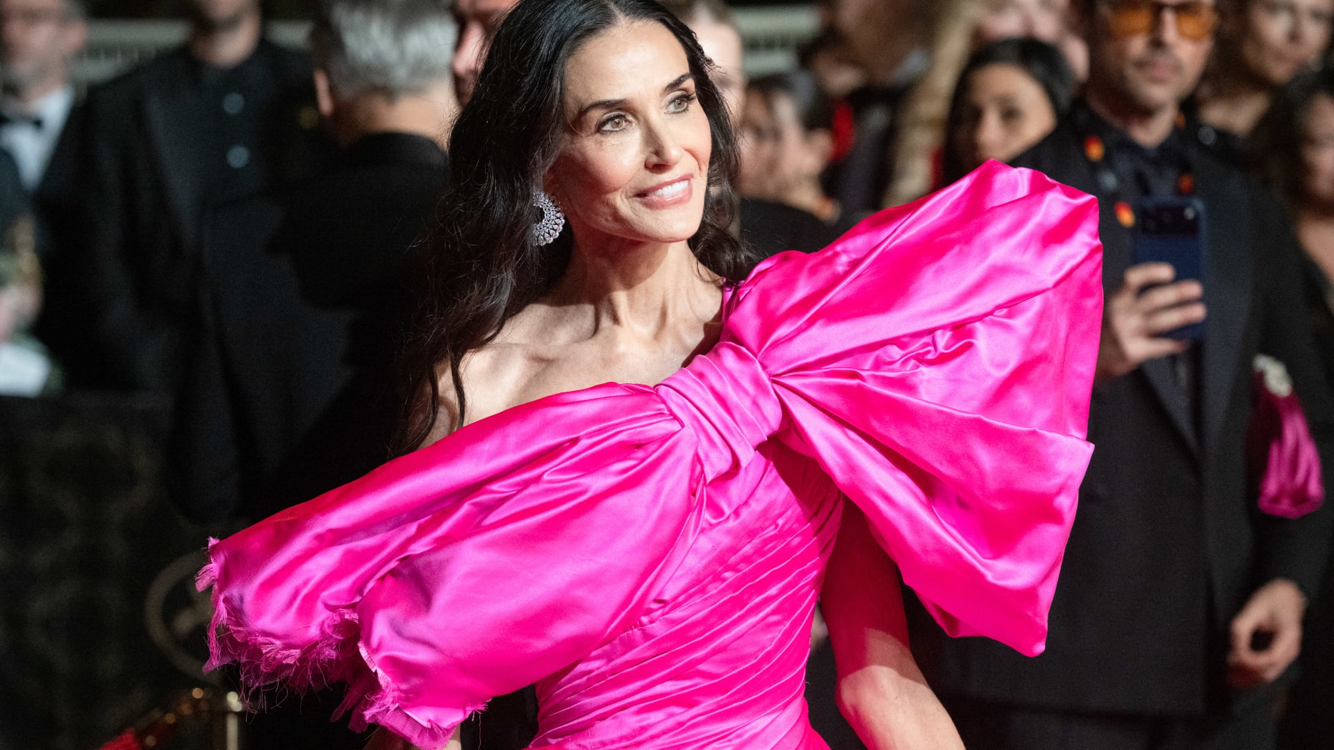 "بابيون"عملاقة.. ديمي مور تظهر بـ "فستان ضخم" في مهرجان كان السينمائي