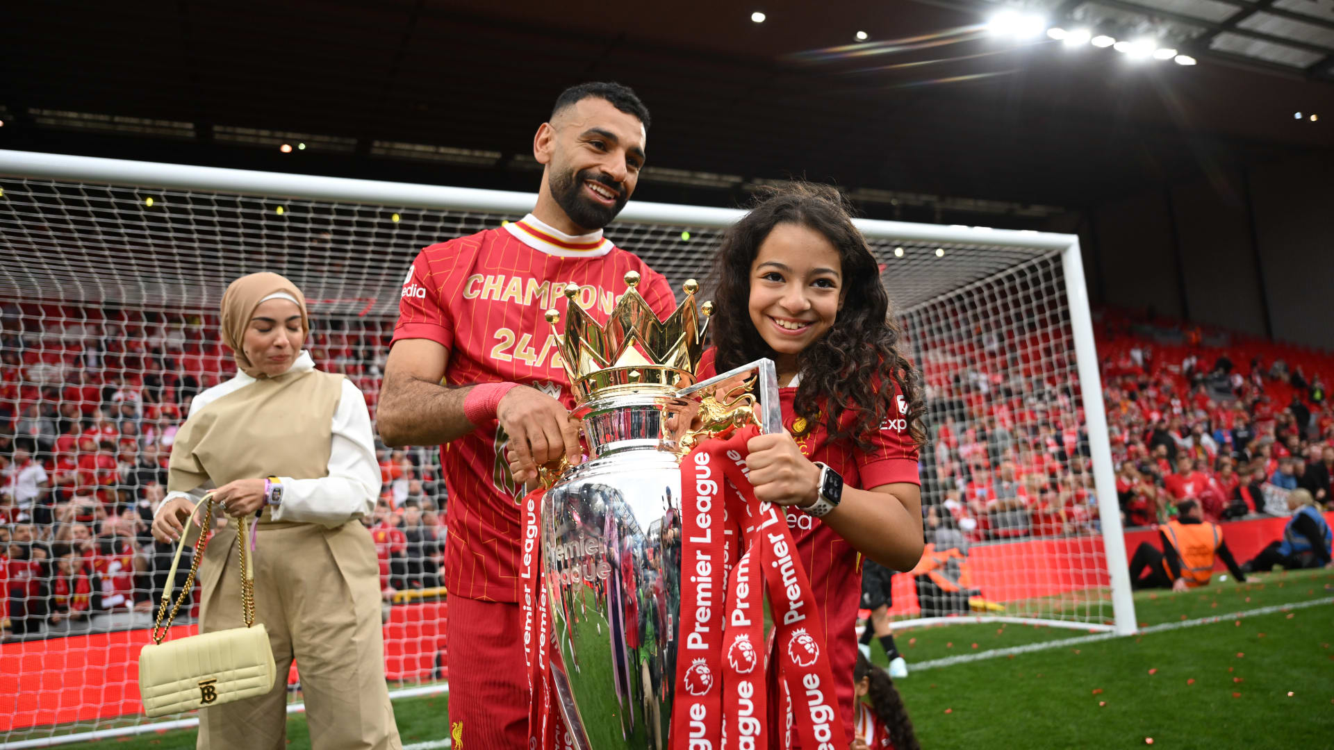 برفقة مكة وكيان.. محمد صلاح يشارك متابعيه صورًا من ملعب "أنفيلد"