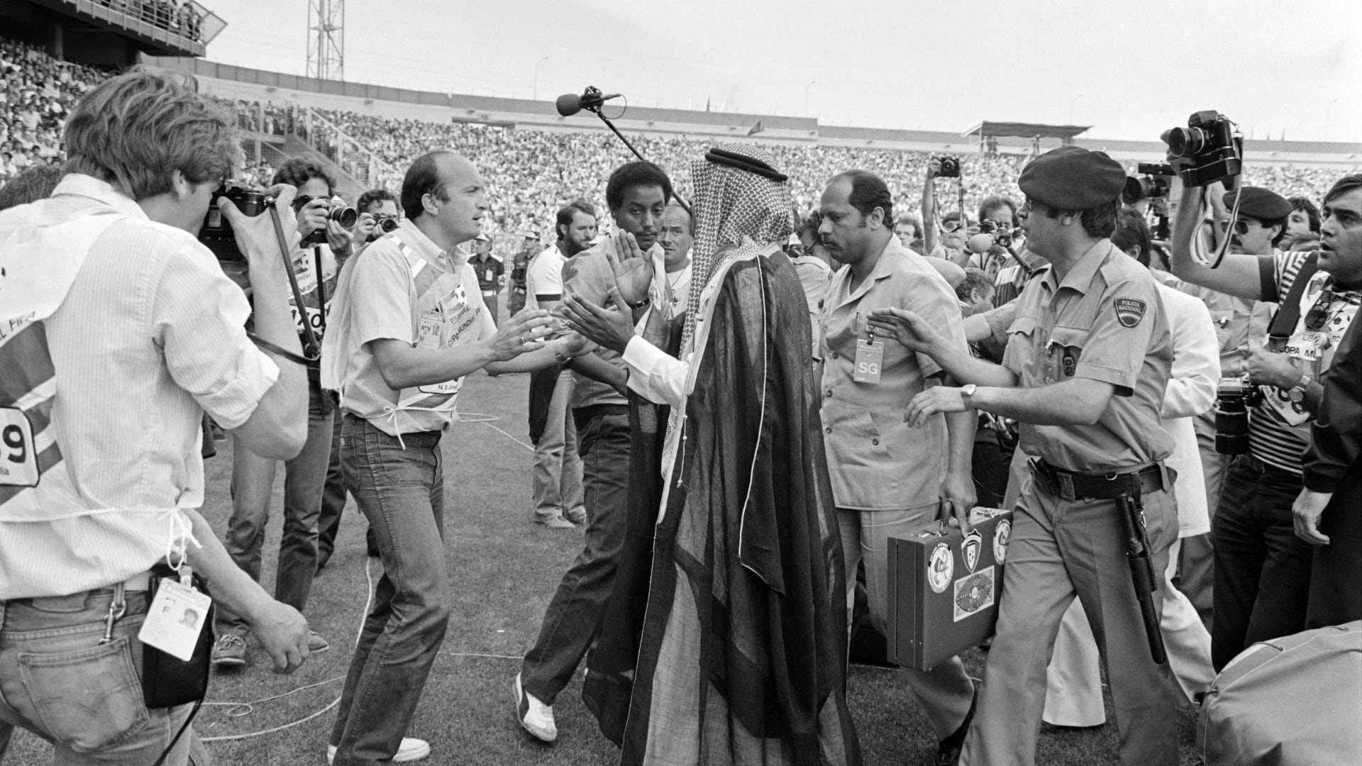 قبل الـVAR بثلاثة عقود.. كيف نجح رئيس الاتحاد الكويتي بإلغاء هدف في كأس العالم 1982؟