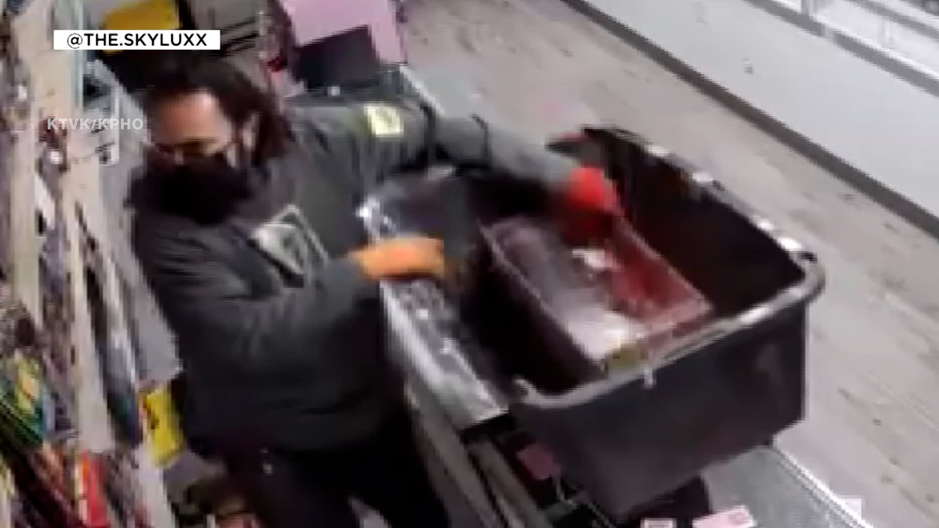 بطاقات ثمينة أصبحت هدفا للسرقة.. كاميرا توثق عملية سطو نفذها رجل ملثم بأمريكا