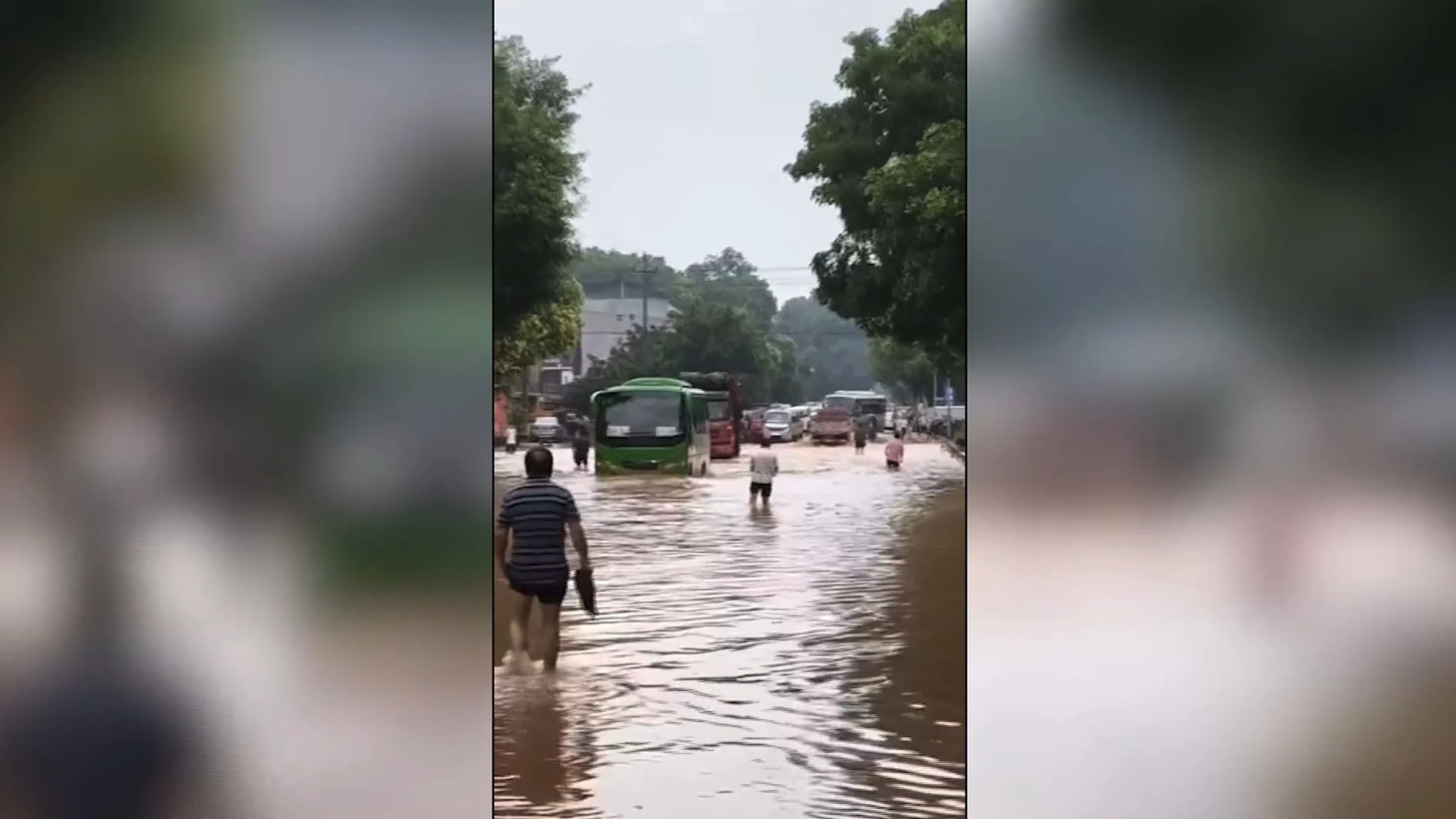 مشاهد من عاصفة مطرية غزيرة جنوب غرب الصين.. ومصرع شخص وفقدان 17 خلالها