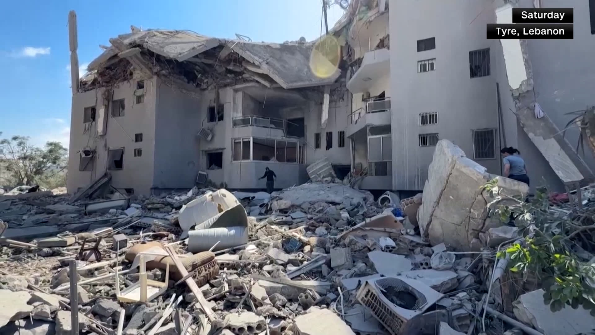 شاهد.. غارات ليلية إسرائيلية على جنوب لبنان تدفع سكان صور لإخلاء منازلهم