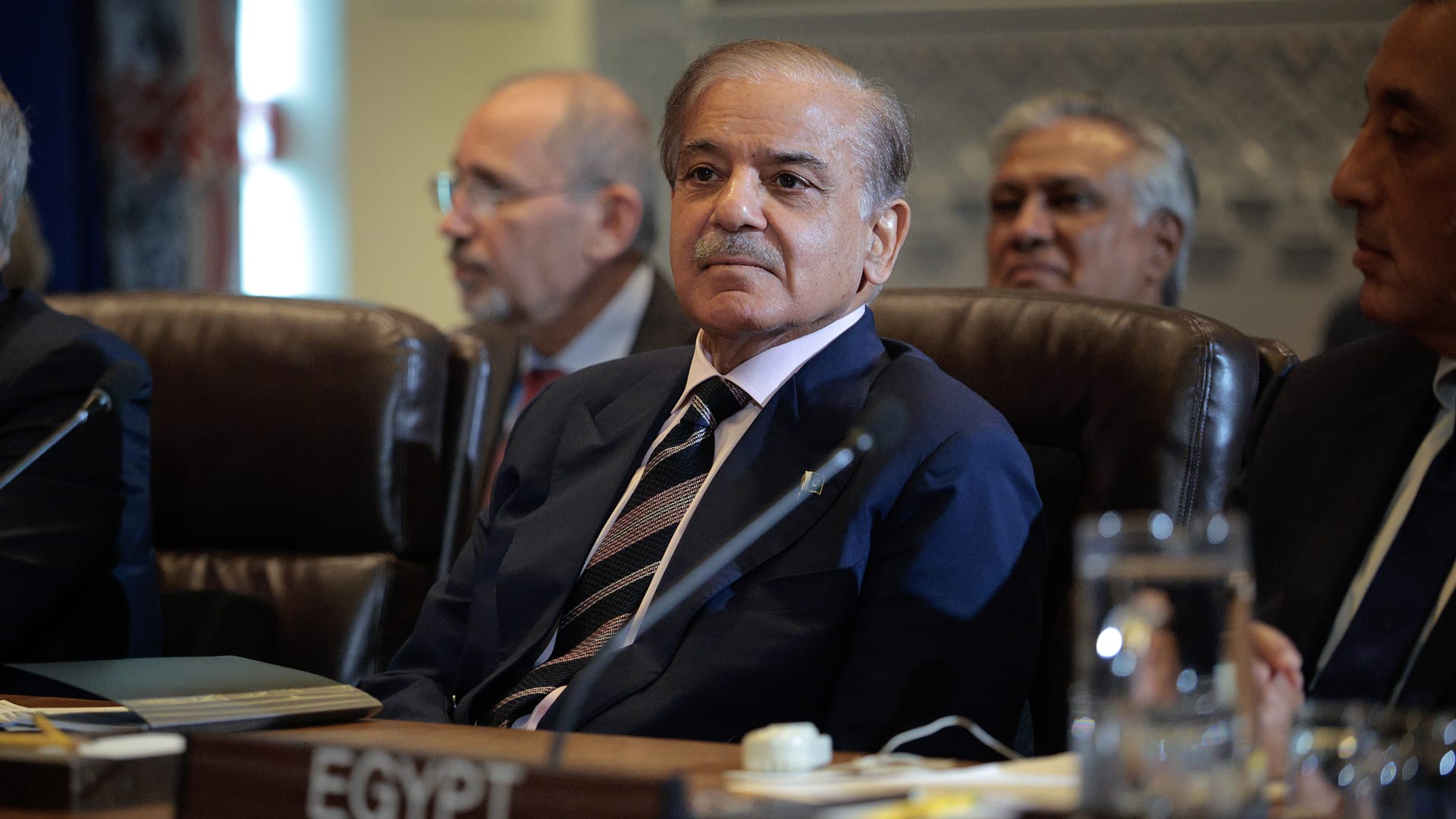 رئيس وزراء باكستان يزور بكين.. والكشف عما ناقشه مع نظيره الصيني