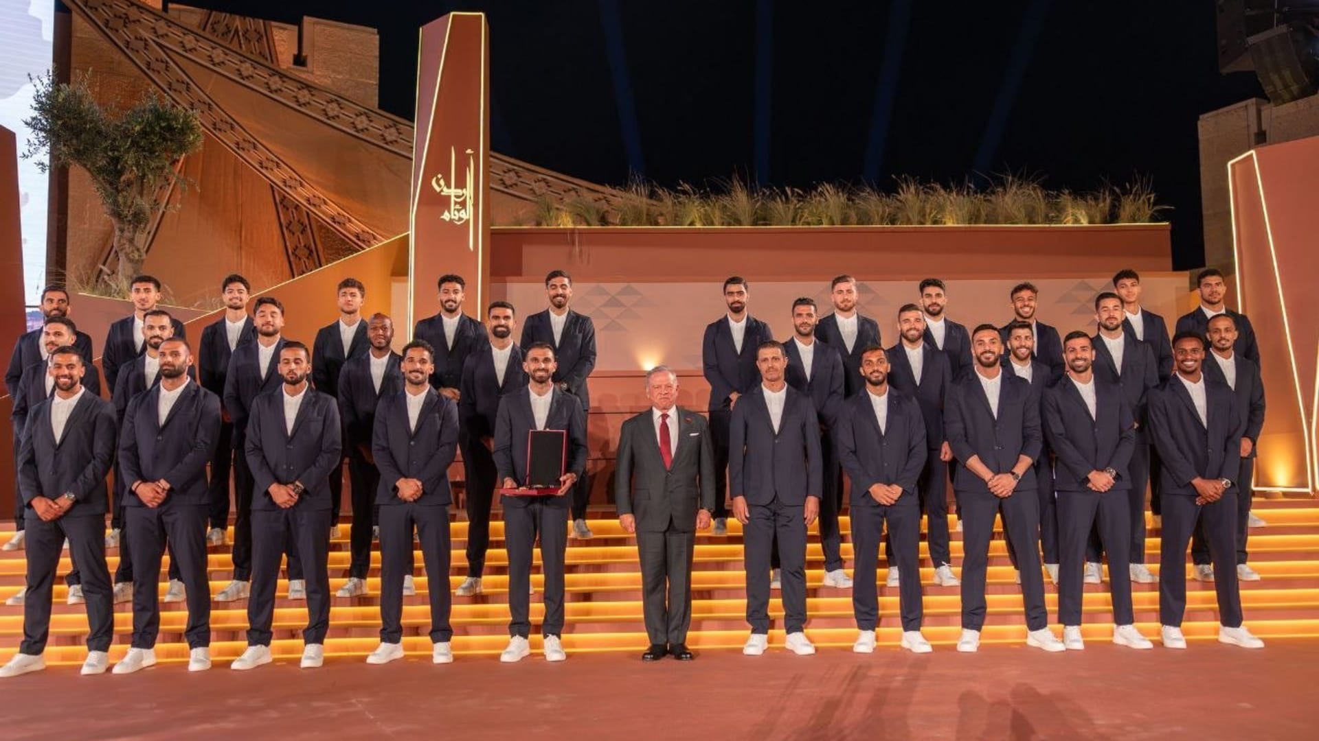 هكذا كرّم العاهل الأردني لاعبي منتخب "النشامى" بعيد الاستقلال الـ80