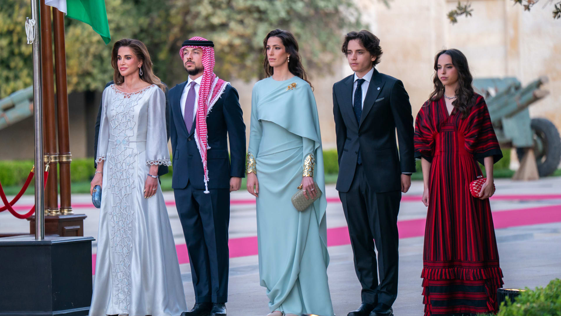 اللون الأزرق يجمع الملكة رانيا والأميرة رجوة في عيد الاستقلال الـ80