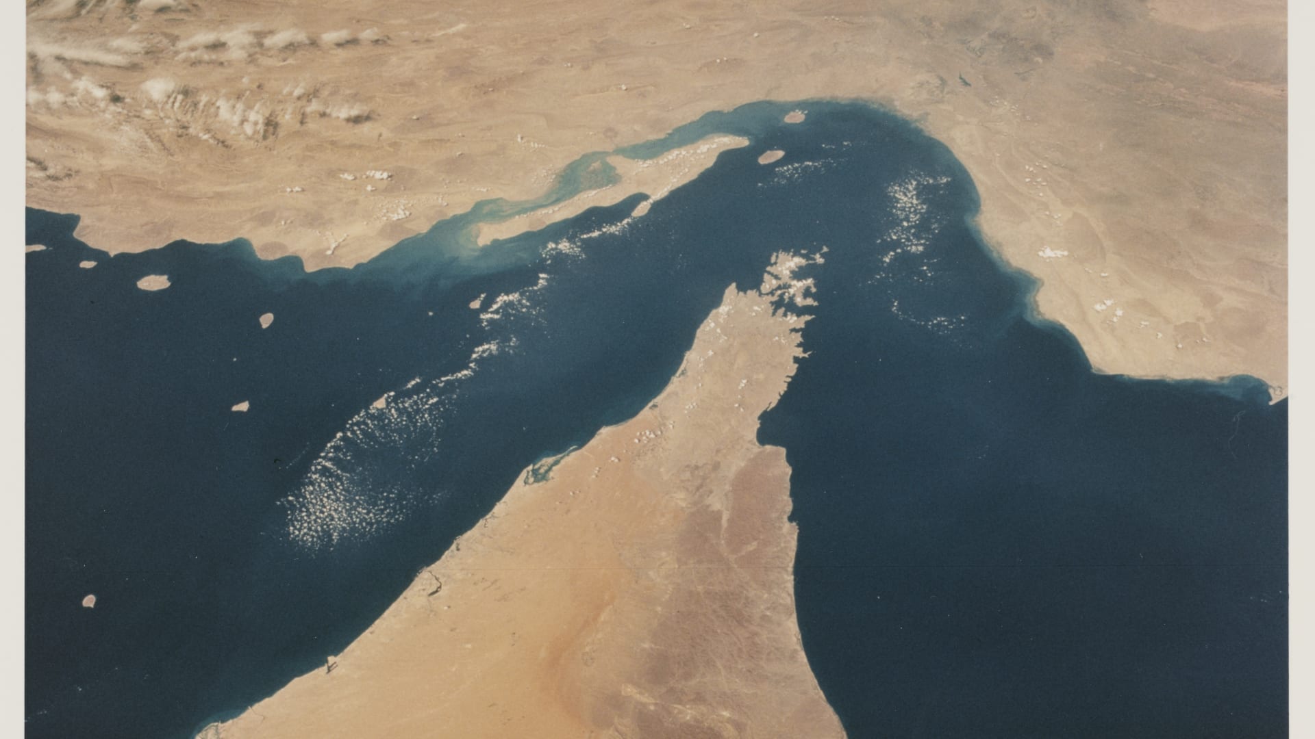 ملخص آخر تطورات الخليج وإيران والملاحة بمضيق هرمز حتى فجر الأربعاء