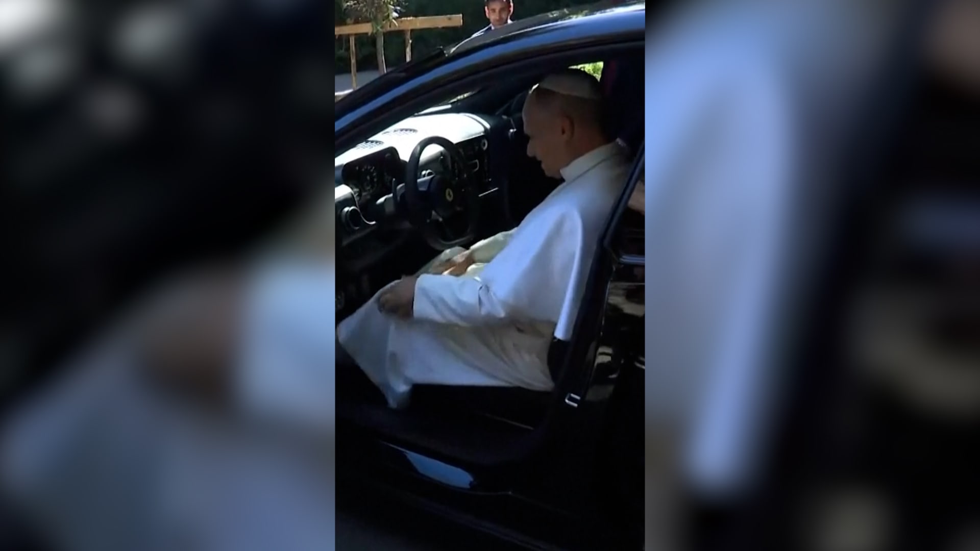 فيراري تعرض سيارتها الكهربائية الأولى أمام البابا ليو.. شاهد رد فعله