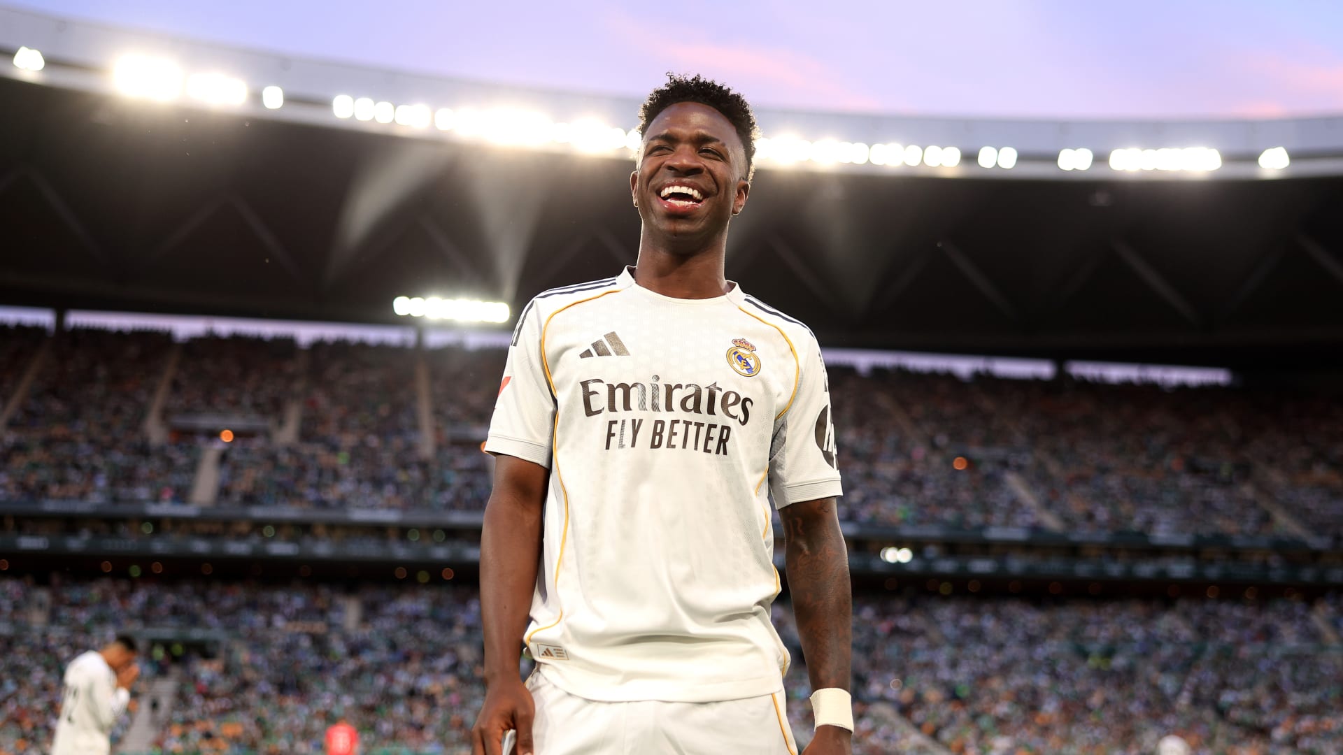 فينيسيوس يجيب مجددًا على سؤال بشأن تجديد عقده مع ريال مدريد