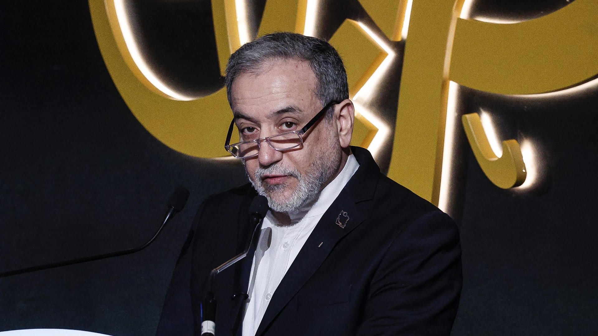 فيديو منسوب للحظة استقبال وزير خارجية إيران في قطر مؤخرًا.. هذه حقيقته